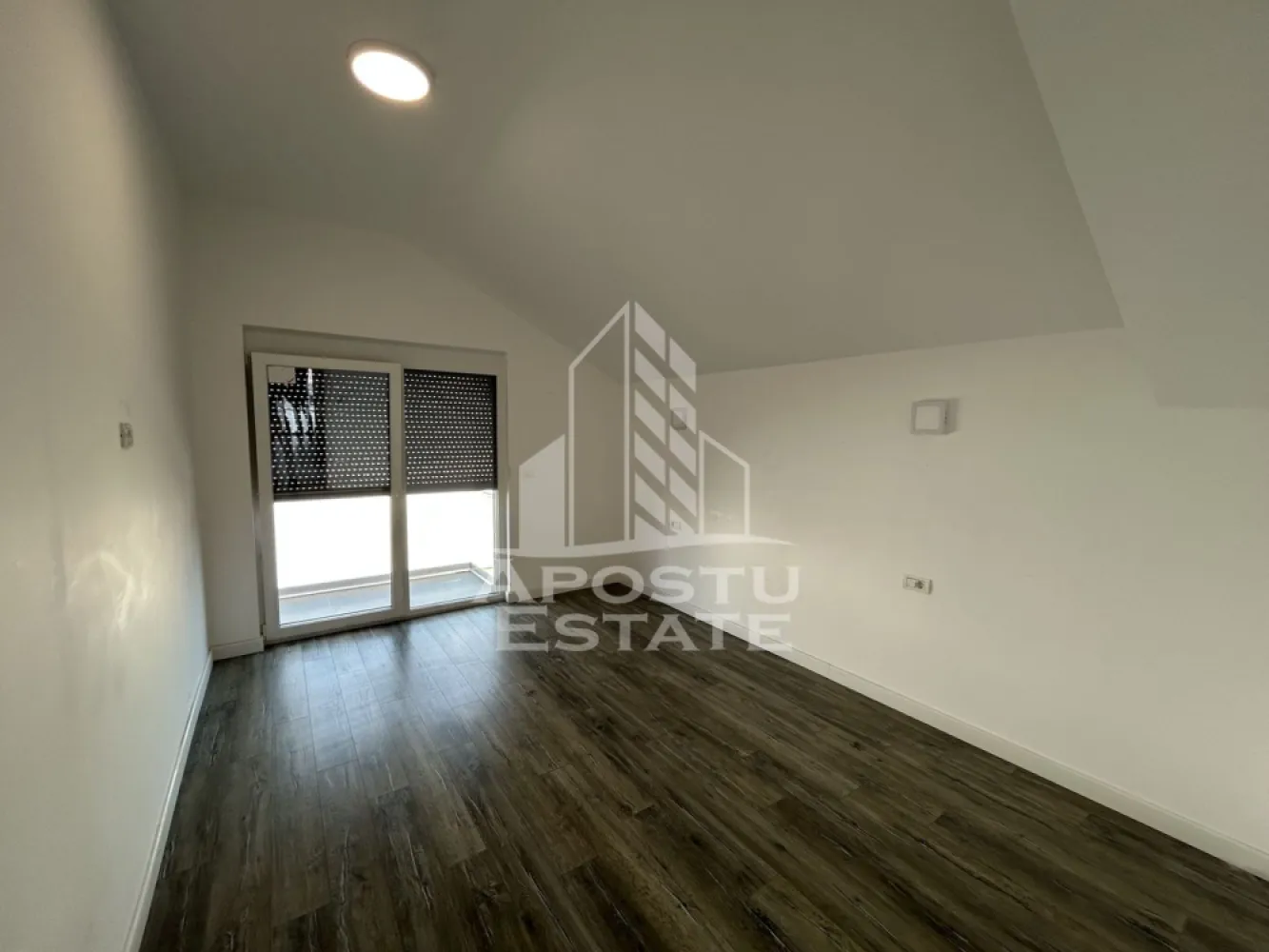 Apartament pretabil birouri, 4 camere, Dumbravita Kaufland - Agentia imobiliara Apostu Estate va propune spre inchiriere apartament cu 4 camere, pretabil pentru birouri, 100 mp, in zona Kufland Dumbravita.

Apartamentul se afla la etajul 1 intr-o cladire care include doar firme si activitati comerciale.
Confortul termic este asigurat prin centrala proprie pe gaz si aparat de climatizare.
Spatiul este format din 3 incaperi individuale, zona receptie, bucatarie, spatiu depozitare si 2 grupuri sanitare.
Apartamentul se inchiriaza cu doua locuri de parcare proprii.

Pentru mai multe detalii sau pentru stabilirea unei vizionari nu ezitati sa ne contactati.
CP3190731