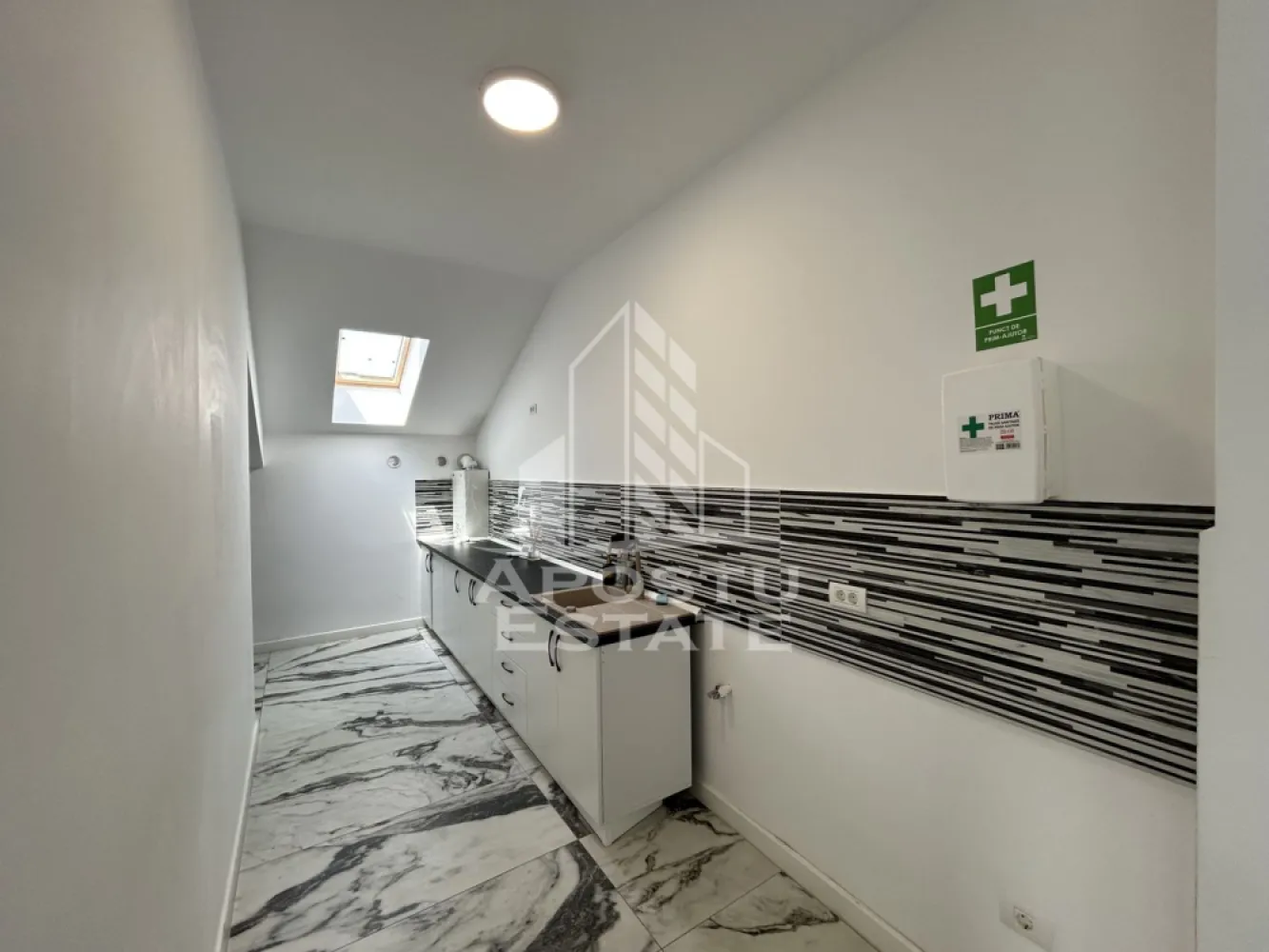 Apartament pretabil birouri, 4 camere, Dumbravita Kaufland - Agentia imobiliara Apostu Estate va propune spre inchiriere apartament cu 4 camere, pretabil pentru birouri, 100 mp, in zona Kufland Dumbravita.

Apartamentul se afla la etajul 1 intr-o cladire care include doar firme si activitati comerciale.
Confortul termic este asigurat prin centrala proprie pe gaz si aparat de climatizare.
Spatiul este format din 3 incaperi individuale, zona receptie, bucatarie, spatiu depozitare si 2 grupuri sanitare.
Apartamentul se inchiriaza cu doua locuri de parcare proprii.

Pentru mai multe detalii sau pentru stabilirea unei vizionari nu ezitati sa ne contactati.
CP3190731