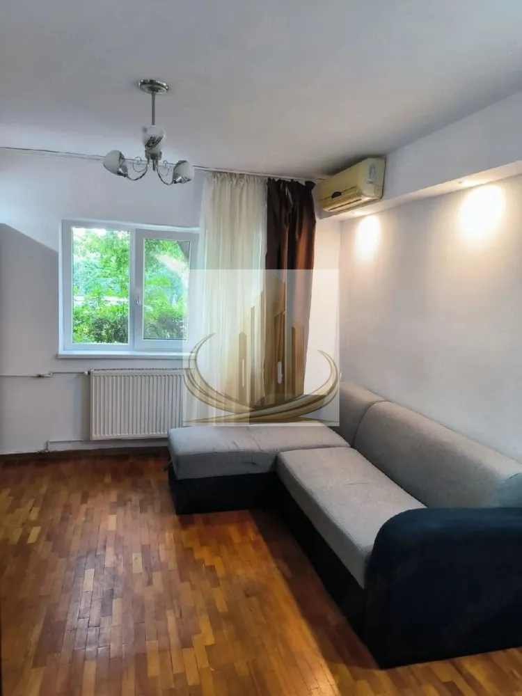 Ap cu 1 Cameră, 31mp | Parter | Zonă Olimpia – Stadion | Complex - Echipa Grand Mobilis Imobiliare vă propune spre vânzare un apartament cu 1 cameră, cu o suprafață utilă de 31,87 mp, situat în zona Olimpia – Stadion, una dintre cele mai căutate zone din Timișoara atât pentru locuire, cât și pentru investiție, datorită proximității față de Complexul Studențesc și principalele centre universitare ale orașului.

Proprietatea se află la parterul imobilului și reprezintă o oportunitate excelentă pentru cei care își doresc o investiție sigură, cu randament foarte bun și cerere constantă pentru închiriere. Un avantaj important este faptul că apartamentul poate fi preluat împreună cu chiriașii actuali, oferind posibilitatea obținerii unui venit încă din prima zi, fără perioade de neocupare.

Apartamentul se vinde complet mobilat și utilat, fiind pregătit pentru mutare imediată sau pentru continuarea activității de închiriere, fără investiții suplimentare. Locuința beneficiază de instalație sanitară schimbată, aer condiționat funcțional, frigider nou (înlocuit în 2025), plită și cuptor electric, iar baia este prevăzută cu boiler electric pentru un plus de confort.

Încălzirea este realizată prin sistemul de termoficare al orașului, iar compartimentarea practică este alcătuită din cameră, hol cu bucătărie și baie, oferind un spațiu eficient și ușor de întreținut.

Poziționarea reprezintă unul dintre cele mai importante avantaje ale proprietății. În imediata apropiere se află stații ale mijloacelor de transport în comun, supermarketuri, restaurante, cafenele, farmacii, școli, grădinițe și licee, precum și Complexul Studențesc, facultățile din zonă, baza sportivă cu terenuri de fotbal și bazin de înot, parcuri și numeroase spații verzi. Totodată, accesul către centrul orașului și principalele artere de circulație este rapid și facil.

Datorită prețului atractiv, poziției excelente și cererii ridicate pentru închiriere în această zonă, proprietatea reprezintă alegerea ideală atât pentru un student sau un cuplu aflat la început de drum, cât și pentru investitorii care își doresc o proprietate cu risc redus și rentabilitate pe termen lung. Combinația dintre locație, preț, posibilitatea preluării cu chiriași și costurile reduse de exploatare transformă acest apartament într-o investiție sigură și profitabilă.

Pentru mai multe informații și programarea unei vizionări, vă invităm să contactați echipa Grand Mobilis Imobiliare!
ID Intern: CP3190729