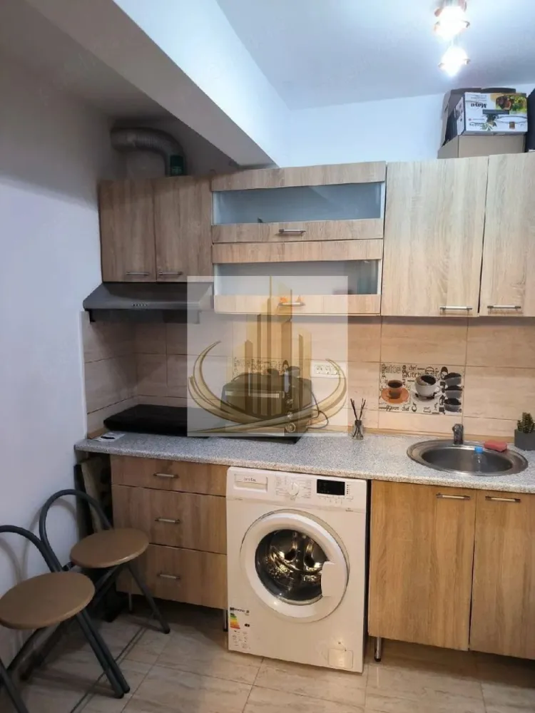 Ap cu 1 Cameră, 31mp | Parter | Zonă Olimpia – Stadion | Complex - Echipa Grand Mobilis Imobiliare vă propune spre vânzare un apartament cu 1 cameră, cu o suprafață utilă de 31,87 mp, situat în zona Olimpia – Stadion, una dintre cele mai căutate zone din Timișoara atât pentru locuire, cât și pentru investiție, datorită proximității față de Complexul Studențesc și principalele centre universitare ale orașului.

Proprietatea se află la parterul imobilului și reprezintă o oportunitate excelentă pentru cei care își doresc o investiție sigură, cu randament foarte bun și cerere constantă pentru închiriere. Un avantaj important este faptul că apartamentul poate fi preluat împreună cu chiriașii actuali, oferind posibilitatea obținerii unui venit încă din prima zi, fără perioade de neocupare.

Apartamentul se vinde complet mobilat și utilat, fiind pregătit pentru mutare imediată sau pentru continuarea activității de închiriere, fără investiții suplimentare. Locuința beneficiază de instalație sanitară schimbată, aer condiționat funcțional, frigider nou (înlocuit în 2025), plită și cuptor electric, iar baia este prevăzută cu boiler electric pentru un plus de confort.

Încălzirea este realizată prin sistemul de termoficare al orașului, iar compartimentarea practică este alcătuită din cameră, hol cu bucătărie și baie, oferind un spațiu eficient și ușor de întreținut.

Poziționarea reprezintă unul dintre cele mai importante avantaje ale proprietății. În imediata apropiere se află stații ale mijloacelor de transport în comun, supermarketuri, restaurante, cafenele, farmacii, școli, grădinițe și licee, precum și Complexul Studențesc, facultățile din zonă, baza sportivă cu terenuri de fotbal și bazin de înot, parcuri și numeroase spații verzi. Totodată, accesul către centrul orașului și principalele artere de circulație este rapid și facil.

Datorită prețului atractiv, poziției excelente și cererii ridicate pentru închiriere în această zonă, proprietatea reprezintă alegerea ideală atât pentru un student sau un cuplu aflat la început de drum, cât și pentru investitorii care își doresc o proprietate cu risc redus și rentabilitate pe termen lung. Combinația dintre locație, preț, posibilitatea preluării cu chiriași și costurile reduse de exploatare transformă acest apartament într-o investiție sigură și profitabilă.

Pentru mai multe informații și programarea unei vizionări, vă invităm să contactați echipa Grand Mobilis Imobiliare!
ID Intern: CP3190729