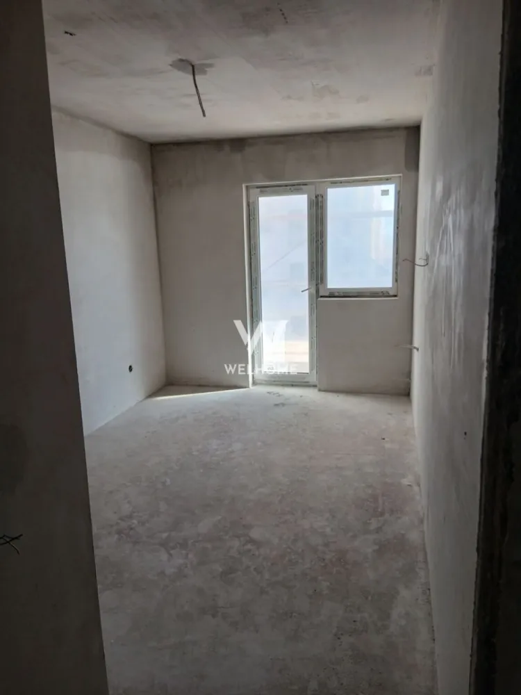 Apartament 2 camere LA CHEIE, Doamna Stanca, Sibiu - DIRECT DEZVOLTATOR, COMISION ZERO Vă prezentăm o oportunitate rară în zona Doamna Stanca – ultimul apartament cu 2 camere disponibil într-un imobil recent construit (2025), ideal atât pentru locuit, cât și pentru investiție. Suprafață utilă: 49mp+ balcon 4mp Compartimentare: Hol, baie, dormitor, living open space cu bucătărie si ieșire pe balcon. Predare interior LA CHEIE: finisaje premium, parchet , gresie, faianță, întrerupătoare, uși de interior, centrală proprie si calorifere. Predare exterior LA CHEIE: bloc izolat, parcări amenajate, acces privat,pavat si iluminat. Un mare avantaj este flexibilitatea în predare: ✔️ Se poate achiziționa la alb, pentru cei care doresc să își personalizeze complet locuința, ✔️ Sau la cheie, pentru cei care își doresc să se mute fără griji și fără bătăi de cap. Preț la cheie: 103,700 euro. Preț la alb: 97,500 euro. Telefon: 0743030351- Laura }}