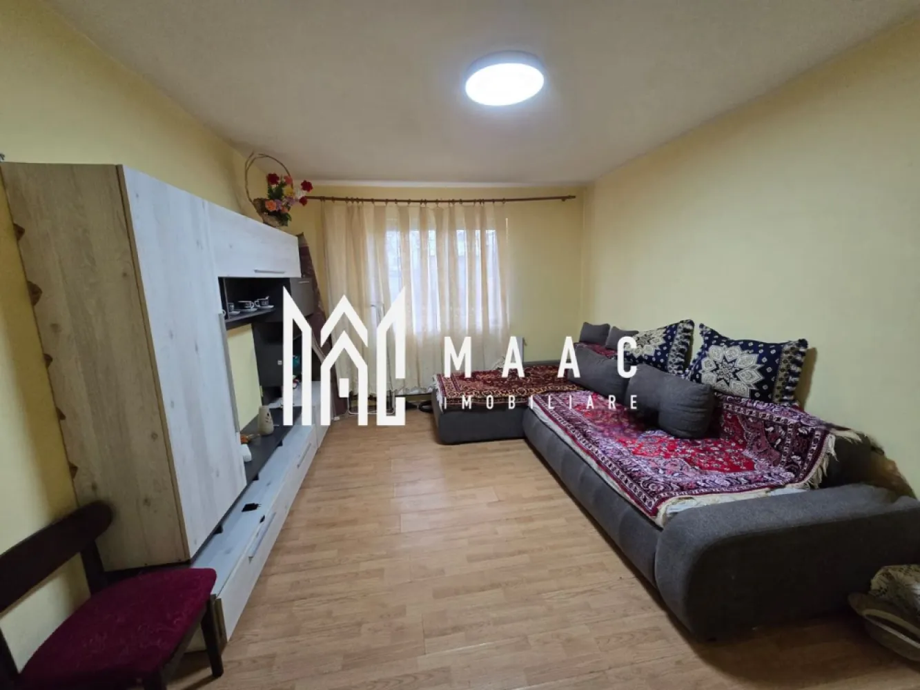 Apartament | 2 Camere | Semidecomandat | 41 MPU | Parter - MAAC Imobiliare vă propune spre vânzare un apartament ideal pentru locuit sau investiție, situat într-o zonă accesibilă și apreciată, cu infrastructură completă și acces rapid către principalele puncte de interes. Locuința este amplasată într-o zonă foarte bine conectată, în imediata apropiere a grădinițelor, școlilor, supermarketurilor, magazinelor și mijloacelor de transport în comun, oferind confort și un stil de viață practic, potrivit pentru familii, persoane în vârstă sau pentru investiție în vederea închirierii. Apartamentul este situat la parter înalt, ușor accesibil pentru toate categoriile de vârstă, și beneficiază de o compartimentare avantajoasă, care asigură confort și funcționalitate. Se vinde mobilat și utilat complet, fiind pregătit pentru mutare imediată. Proprietatea dispune de: -camere bine proporționate -bucătărie funcțională -baie -pivniță pentru depozitare suplimentară Puncte forte: -zonă liniștită și sigură -locuință luminoasă și bine întreținută -acces facil la facilități urbane -potrivit pentru rezidență sau investiție Pentru mai multe detalii și programarea unei vizionări vă rugăm să menționați la telefon numărul CP2819124. }}