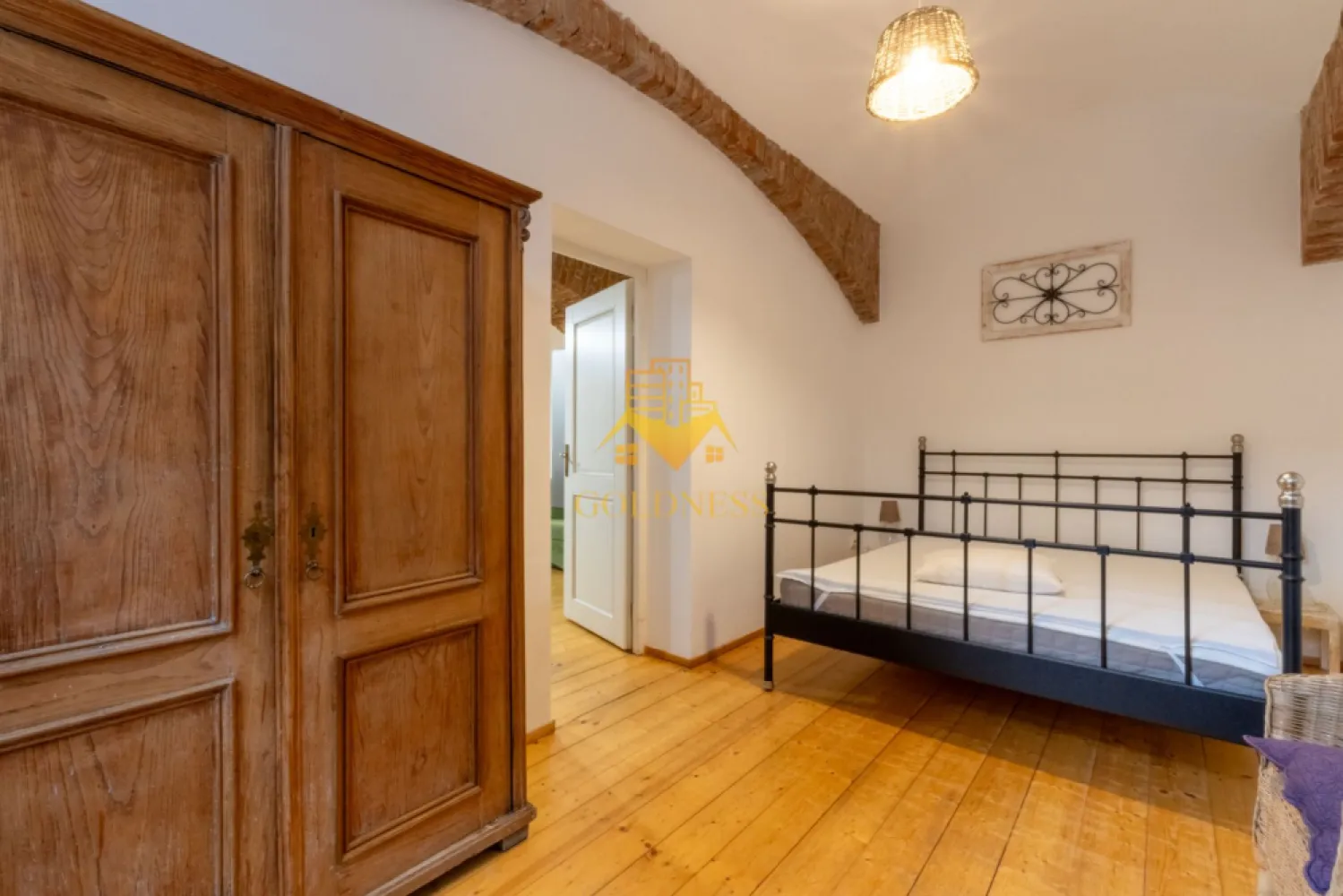 2 camere, modern, parcare, Ultracentral, Zona Eroilor, Piata Unirii - GOLDNESS Imobiliare vă propune spre închiriere un apartament cu 2 camere complet mobilat și utilat, la parter într-un imobil de 1 etaje, în Centru.
Dispune de loc de parcare!
Se află în apropierea stațiilor de transport în comun, magazine, restaurante, spații verzi, farmacii, etc. 

Apartamentul este compartimentat astfel:
 - dormitor cu pat matrimonial, noptiere, dulap pentru haine
 - living cu bucatarie open space complet utilată și mobilată, canapea extensibilă, loc de servit masa 
 - baie cu cabina de dus, calorifer port prosop și dulap pentru depozitare.
 - terasa de 10 mp.

Imobilul este dotat cu toate cele necesare- centrală proprie, frigider, aragaz, hotă, mașină de spălat haine, etc. 

Dacă sunteți interesați de acest apartament și doriți să îl vizionați, dar și pentru alte oferte nu ezitați să ne contactați telefonic sau prin e-mail. Vă stăm la dispoziție!
Pentru intermediere se percepe un comision de 50% din prețul chiriei!