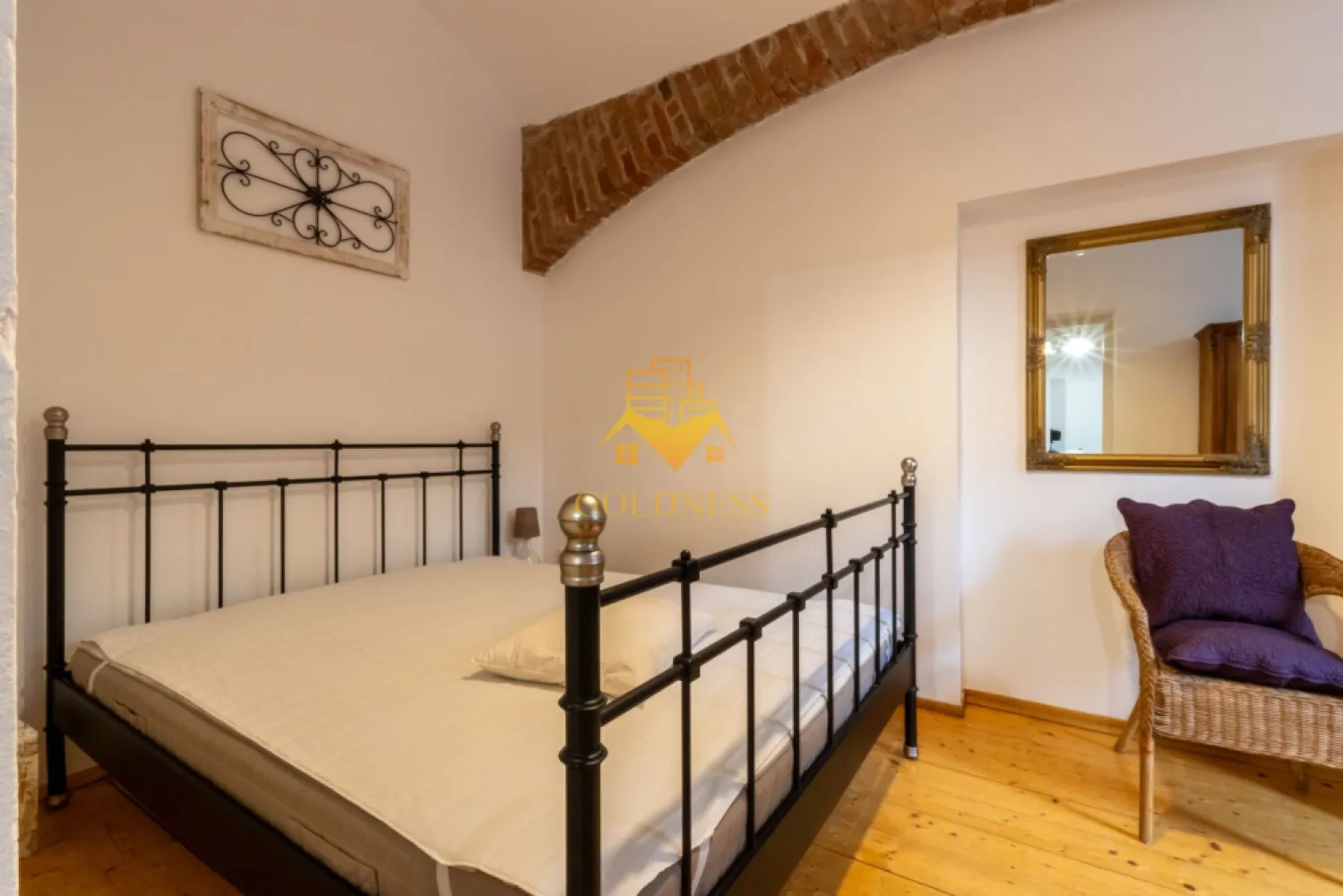 2 camere, modern, parcare, Ultracentral, Zona Eroilor, Piata Unirii - GOLDNESS Imobiliare vă propune spre închiriere un apartament cu 2 camere complet mobilat și utilat, la parter într-un imobil de 1 etaje, în Centru.
Dispune de loc de parcare!
Se află în apropierea stațiilor de transport în comun, magazine, restaurante, spații verzi, farmacii, etc. 

Apartamentul este compartimentat astfel:
 - dormitor cu pat matrimonial, noptiere, dulap pentru haine
 - living cu bucatarie open space complet utilată și mobilată, canapea extensibilă, loc de servit masa 
 - baie cu cabina de dus, calorifer port prosop și dulap pentru depozitare.
 - terasa de 10 mp.

Imobilul este dotat cu toate cele necesare- centrală proprie, frigider, aragaz, hotă, mașină de spălat haine, etc. 

Dacă sunteți interesați de acest apartament și doriți să îl vizionați, dar și pentru alte oferte nu ezitați să ne contactați telefonic sau prin e-mail. Vă stăm la dispoziție!
Pentru intermediere se percepe un comision de 50% din prețul chiriei!