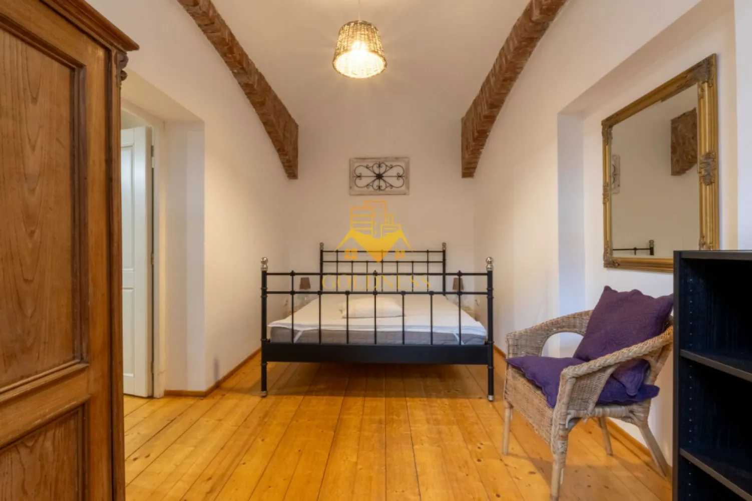 2 camere, modern, parcare, Ultracentral, Zona Eroilor, Piata Unirii - GOLDNESS Imobiliare vă propune spre închiriere un apartament cu 2 camere complet mobilat și utilat, la parter într-un imobil de 1 etaje, în Centru.
Dispune de loc de parcare!
Se află în apropierea stațiilor de transport în comun, magazine, restaurante, spații verzi, farmacii, etc. 

Apartamentul este compartimentat astfel:
 - dormitor cu pat matrimonial, noptiere, dulap pentru haine
 - living cu bucatarie open space complet utilată și mobilată, canapea extensibilă, loc de servit masa 
 - baie cu cabina de dus, calorifer port prosop și dulap pentru depozitare.
 - terasa de 10 mp.

Imobilul este dotat cu toate cele necesare- centrală proprie, frigider, aragaz, hotă, mașină de spălat haine, etc. 

Dacă sunteți interesați de acest apartament și doriți să îl vizionați, dar și pentru alte oferte nu ezitați să ne contactați telefonic sau prin e-mail. Vă stăm la dispoziție!
Pentru intermediere se percepe un comision de 50% din prețul chiriei!