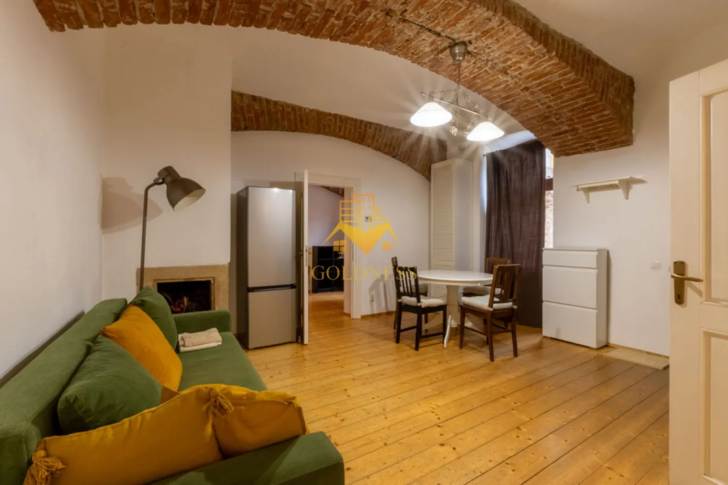 2 camere, modern, parcare, Ultracentral, Zona Eroilor, Piata Unirii - GOLDNESS Imobiliare vă propune spre închiriere un apartament cu 2 camere complet mobilat și utilat, la parter într-un imobil de 1 etaje, în Centru.
Dispune de loc de parcare!
Se află în apropierea stațiilor de transport în comun, magazine, restaurante, spații verzi, farmacii, etc. 

Apartamentul este compartimentat astfel:
 - dormitor cu pat matrimonial, noptiere, dulap pentru haine
 - living cu bucatarie open space complet utilată și mobilată, canapea extensibilă, loc de servit masa 
 - baie cu cabina de dus, calorifer port prosop și dulap pentru depozitare.
 - terasa de 10 mp.

Imobilul este dotat cu toate cele necesare- centrală proprie, frigider, aragaz, hotă, mașină de spălat haine, etc. 

Dacă sunteți interesați de acest apartament și doriți să îl vizionați, dar și pentru alte oferte nu ezitați să ne contactați telefonic sau prin e-mail. Vă stăm la dispoziție!
Pentru intermediere se percepe un comision de 50% din prețul chiriei!
