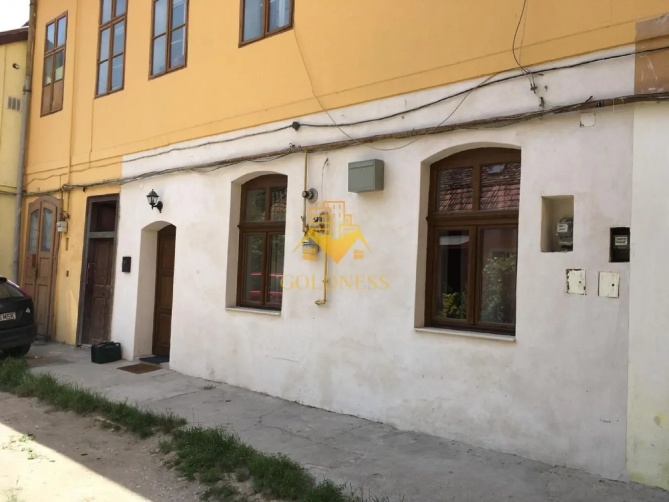 2 camere, modern, parcare, Ultracentral, Zona Eroilor, Piata Unirii - GOLDNESS Imobiliare vă propune spre închiriere un apartament cu 2 camere complet mobilat și utilat, la parter într-un imobil de 1 etaje, în Centru.
Dispune de loc de parcare!
Se află în apropierea stațiilor de transport în comun, magazine, restaurante, spații verzi, farmacii, etc. 

Apartamentul este compartimentat astfel:
 - dormitor cu pat matrimonial, noptiere, dulap pentru haine
 - living cu bucatarie open space complet utilată și mobilată, canapea extensibilă, loc de servit masa 
 - baie cu cabina de dus, calorifer port prosop și dulap pentru depozitare.
 - terasa de 10 mp.

Imobilul este dotat cu toate cele necesare- centrală proprie, frigider, aragaz, hotă, mașină de spălat haine, etc. 

Dacă sunteți interesați de acest apartament și doriți să îl vizionați, dar și pentru alte oferte nu ezitați să ne contactați telefonic sau prin e-mail. Vă stăm la dispoziție!
Pentru intermediere se percepe un comision de 50% din prețul chiriei!