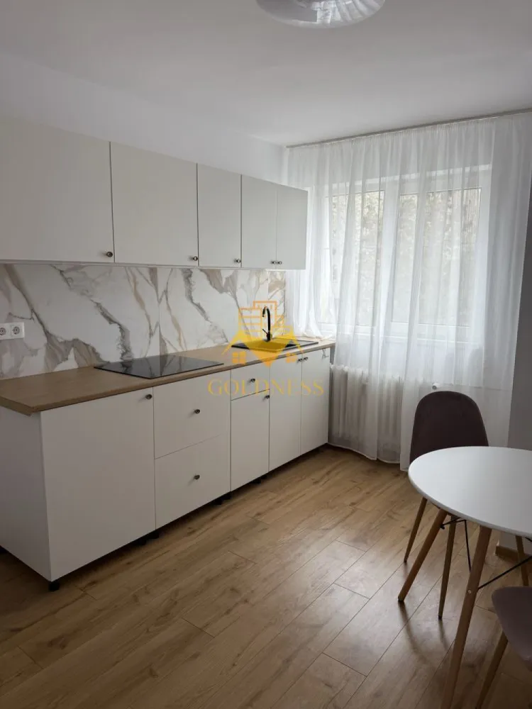 2 camere, Gheorgheni, Iulius Mall, Unirii, Royal Hotel, C. Brâncuși - GOLDNESS Imobiliare vă propune spre închiriere un apartament cu 2 camere complet mobilat și utilat, la etajul 3 într-un imobil de 4 etaje, în Cartierul Gheorgheni.
Posibilitatea de parcare în zona la liber!
Se află în apropierea stațiilor de transport în comun, magazine, restaurante, spații verzi, farmacii, etc. 

Apartamentul este compartimentat astfel:
 - dormitor cu pat matrimonial, dressing, noptiere
 - living cu canapea extensibilă 
 - bucătărie complet utilată și mobilată, loc de servit masa 
 - baie cu dus, calorifer port prosop și dulap pentru depozitare.

Imobilul este dotat cu toate cele necesare- centrală pe bloc, frigider, aragaz, hotă, mașină de spălat haine, etc. 

Dacă sunteți interesați de acest apartament și doriți să îl vizionați, dar și pentru alte oferte nu ezitați să ne contactați telefonic sau prin e-mail. Vă stăm la dispoziție!
Pentru intermediere se percepe un comision de 50% din prețul chiriei!