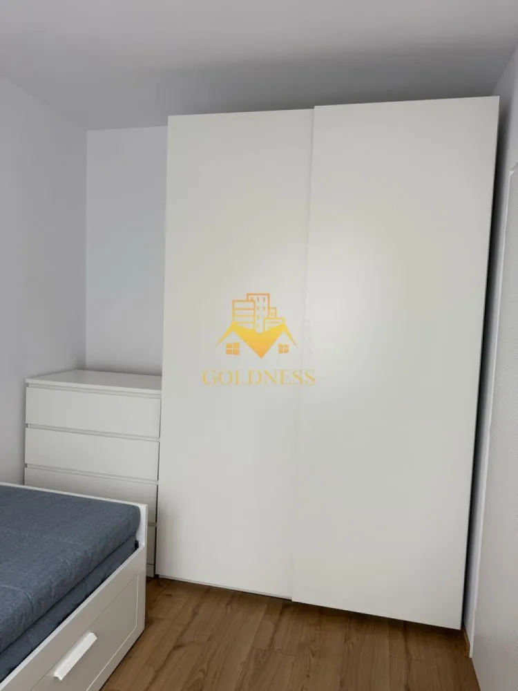 2 camere, Gheorgheni, Iulius Mall, Unirii, Royal Hotel, C. Brâncuși - GOLDNESS Imobiliare vă propune spre închiriere un apartament cu 2 camere complet mobilat și utilat, la etajul 3 într-un imobil de 4 etaje, în Cartierul Gheorgheni.
Posibilitatea de parcare în zona la liber!
Se află în apropierea stațiilor de transport în comun, magazine, restaurante, spații verzi, farmacii, etc. 

Apartamentul este compartimentat astfel:
 - dormitor cu pat matrimonial, dressing, noptiere
 - living cu canapea extensibilă 
 - bucătărie complet utilată și mobilată, loc de servit masa 
 - baie cu dus, calorifer port prosop și dulap pentru depozitare.

Imobilul este dotat cu toate cele necesare- centrală pe bloc, frigider, aragaz, hotă, mașină de spălat haine, etc. 

Dacă sunteți interesați de acest apartament și doriți să îl vizionați, dar și pentru alte oferte nu ezitați să ne contactați telefonic sau prin e-mail. Vă stăm la dispoziție!
Pentru intermediere se percepe un comision de 50% din prețul chiriei!
