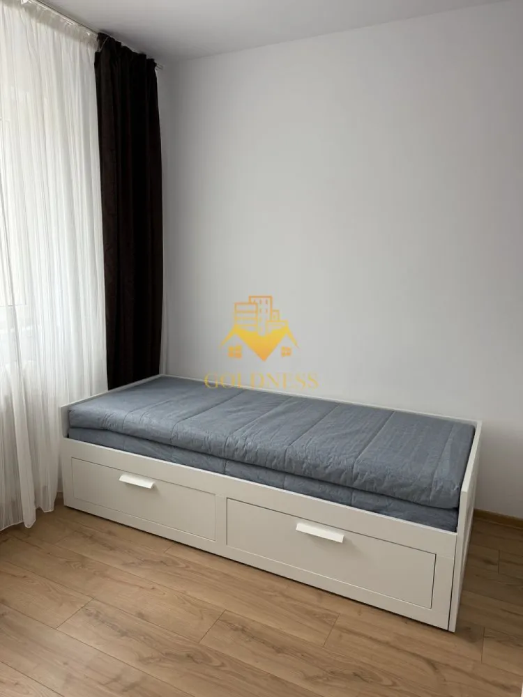 2 camere, Gheorgheni, Iulius Mall, Unirii, Royal Hotel, C. Brâncuși - GOLDNESS Imobiliare vă propune spre închiriere un apartament cu 2 camere complet mobilat și utilat, la etajul 3 într-un imobil de 4 etaje, în Cartierul Gheorgheni.
Posibilitatea de parcare în zona la liber!
Se află în apropierea stațiilor de transport în comun, magazine, restaurante, spații verzi, farmacii, etc. 

Apartamentul este compartimentat astfel:
 - dormitor cu pat matrimonial, dressing, noptiere
 - living cu canapea extensibilă 
 - bucătărie complet utilată și mobilată, loc de servit masa 
 - baie cu dus, calorifer port prosop și dulap pentru depozitare.

Imobilul este dotat cu toate cele necesare- centrală pe bloc, frigider, aragaz, hotă, mașină de spălat haine, etc. 

Dacă sunteți interesați de acest apartament și doriți să îl vizionați, dar și pentru alte oferte nu ezitați să ne contactați telefonic sau prin e-mail. Vă stăm la dispoziție!
Pentru intermediere se percepe un comision de 50% din prețul chiriei!