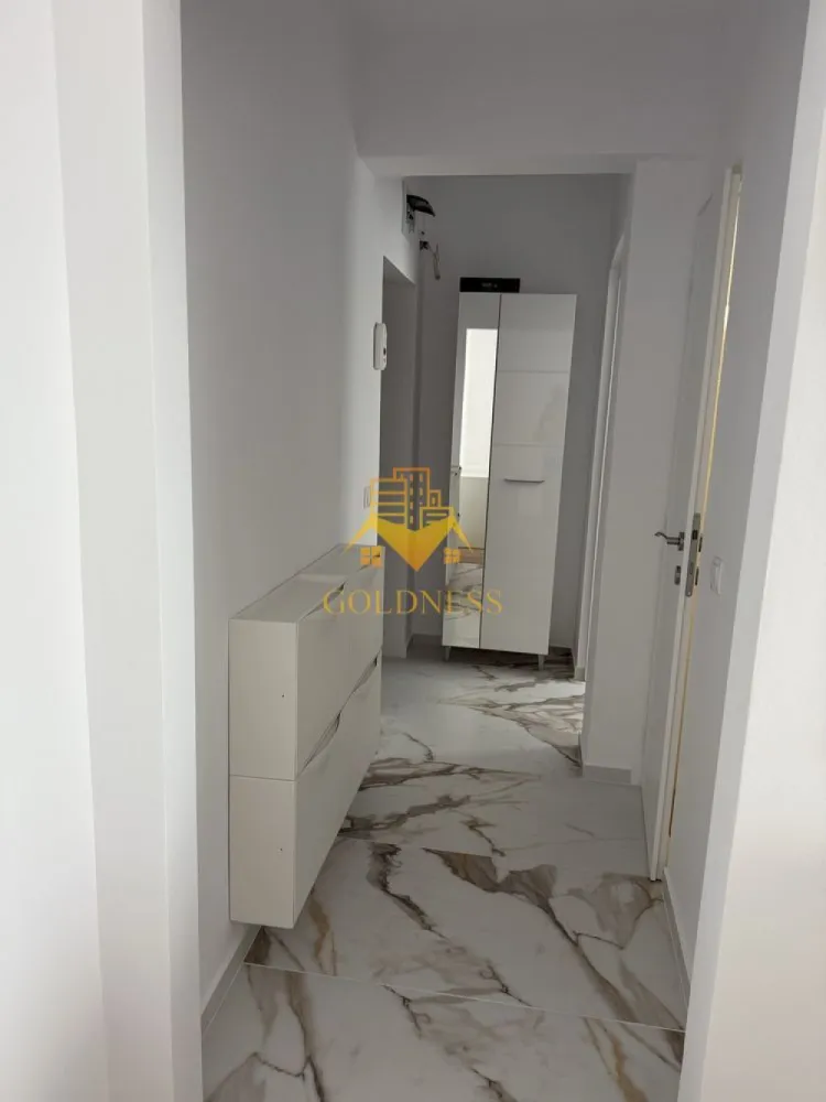 2 camere, Gheorgheni, Iulius Mall, Unirii, Royal Hotel, C. Brâncuși - GOLDNESS Imobiliare vă propune spre închiriere un apartament cu 2 camere complet mobilat și utilat, la etajul 3 într-un imobil de 4 etaje, în Cartierul Gheorgheni.
Posibilitatea de parcare în zona la liber!
Se află în apropierea stațiilor de transport în comun, magazine, restaurante, spații verzi, farmacii, etc. 

Apartamentul este compartimentat astfel:
 - dormitor cu pat matrimonial, dressing, noptiere
 - living cu canapea extensibilă 
 - bucătărie complet utilată și mobilată, loc de servit masa 
 - baie cu dus, calorifer port prosop și dulap pentru depozitare.

Imobilul este dotat cu toate cele necesare- centrală pe bloc, frigider, aragaz, hotă, mașină de spălat haine, etc. 

Dacă sunteți interesați de acest apartament și doriți să îl vizionați, dar și pentru alte oferte nu ezitați să ne contactați telefonic sau prin e-mail. Vă stăm la dispoziție!
Pentru intermediere se percepe un comision de 50% din prețul chiriei!
