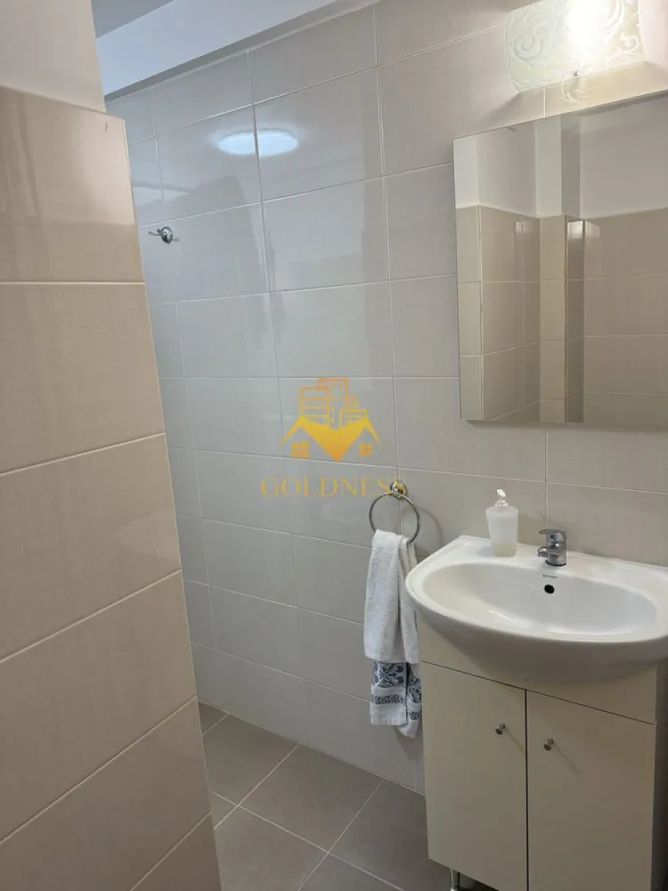 2 camere, Gheorgheni, Iulius Mall, Unirii, Royal Hotel, C. Brâncuși - GOLDNESS Imobiliare vă propune spre închiriere un apartament cu 2 camere complet mobilat și utilat, la etajul 3 într-un imobil de 4 etaje, în Cartierul Gheorgheni.
Posibilitatea de parcare în zona la liber!
Se află în apropierea stațiilor de transport în comun, magazine, restaurante, spații verzi, farmacii, etc. 

Apartamentul este compartimentat astfel:
 - dormitor cu pat matrimonial, dressing, noptiere
 - living cu canapea extensibilă 
 - bucătărie complet utilată și mobilată, loc de servit masa 
 - baie cu dus, calorifer port prosop și dulap pentru depozitare.

Imobilul este dotat cu toate cele necesare- centrală pe bloc, frigider, aragaz, hotă, mașină de spălat haine, etc. 

Dacă sunteți interesați de acest apartament și doriți să îl vizionați, dar și pentru alte oferte nu ezitați să ne contactați telefonic sau prin e-mail. Vă stăm la dispoziție!
Pentru intermediere se percepe un comision de 50% din prețul chiriei!