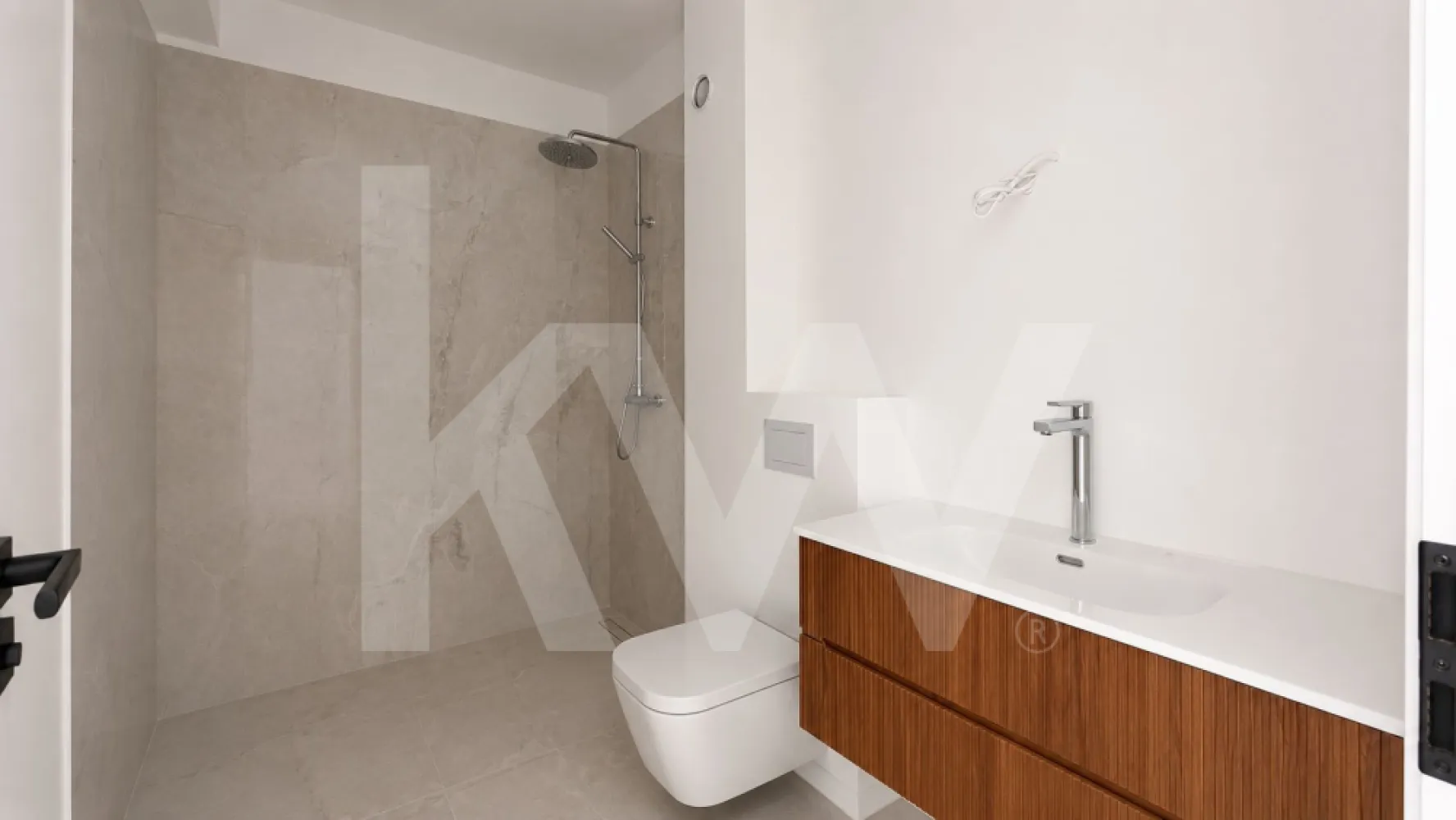 Apartament de vanzare 84 mp Da Vinci - Dacă îți dorești un apartament mare, luminos și pe care să îl amenajezi exact după gustul tău, această proprietate este alegerea ideală!
 83,91 mp utili (102,93 mp total)
 3 dormitoare – perfect pentru o familie numeroasă sau pentru cei care au nevoie de spațiu suplimentar.
 Living generos cu bucătărie open-space.
 2 băi, debara și balcon de 19 mp.
 Compartimentare practică pe două niveluri, oferind confort și intimitate.

Apartamentul se vinde nemobilat, ceea ce îți oferă libertatea de a-l amenaja complet după propriul stil, fără costuri pentru eliminarea mobilierului vechi.

Unul dintre cele mai avantajoase prețuri raportat la suprafața oferită! Găsești cu greu un apartament atât de spațios la acest nivel de preț.

📞 Contactează-ne pentru mai multe informații și programează o vizionare. O proprietate cu mult potențial, ideală atât pentru locuit, cât și pentru investiție!