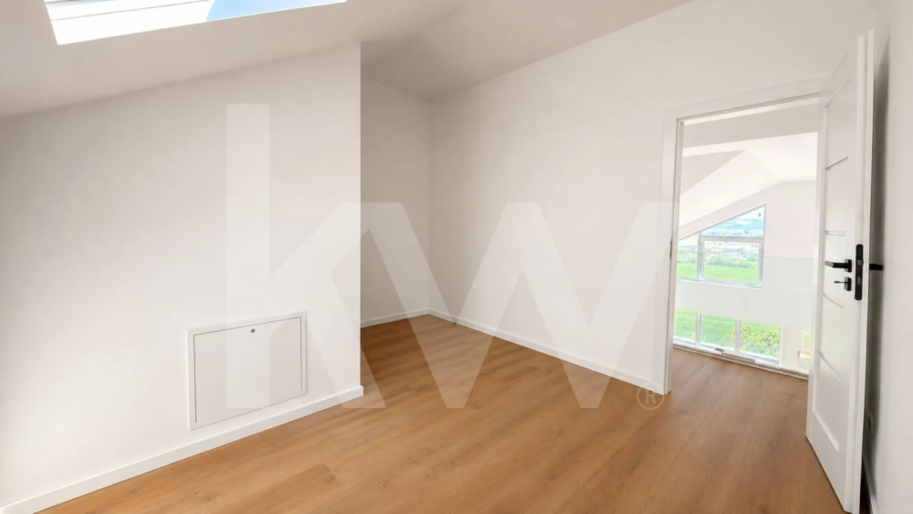 Apartament de vanzare 84 mp Da Vinci - Dacă îți dorești un apartament mare, luminos și pe care să îl amenajezi exact după gustul tău, această proprietate este alegerea ideală!
 83,91 mp utili (102,93 mp total)
 3 dormitoare – perfect pentru o familie numeroasă sau pentru cei care au nevoie de spațiu suplimentar.
 Living generos cu bucătărie open-space.
 2 băi, debara și balcon de 19 mp.
 Compartimentare practică pe două niveluri, oferind confort și intimitate.

Apartamentul se vinde nemobilat, ceea ce îți oferă libertatea de a-l amenaja complet după propriul stil, fără costuri pentru eliminarea mobilierului vechi.

Unul dintre cele mai avantajoase prețuri raportat la suprafața oferită! Găsești cu greu un apartament atât de spațios la acest nivel de preț.

📞 Contactează-ne pentru mai multe informații și programează o vizionare. O proprietate cu mult potențial, ideală atât pentru locuit, cât și pentru investiție!