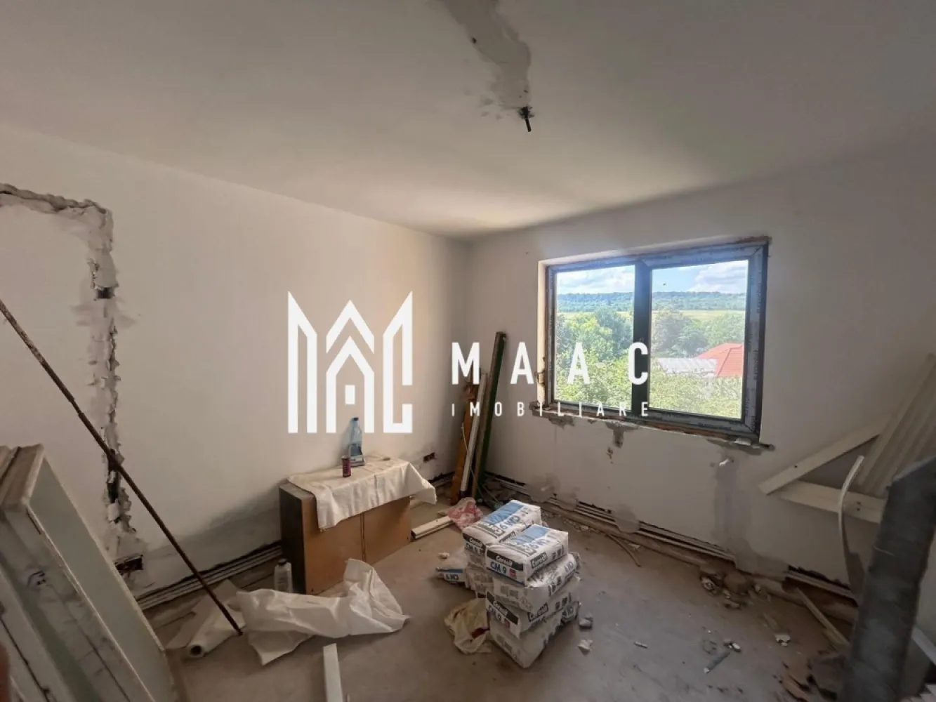 Apartament de vânzare 2 camere | Central, Cisnădie | 35 mp, etaj 2/4 - Apartament cu 2 camere de vânzare în zona Centrală din Cisnădie, cu 35 mp utili, situat la etajul 2 al unui imobil cu 4 etaje.

Detalii proprietate:
• Suprafață utilă: 35 mp
• Compartimentare: hol de acces, 2 camere, bucătărie și baie
• Etaj 2 din 4
• Imobil finalizat, construit în anul 1996
• 1 baie și 1 bucătărie
• Instalația electrică a fost înlocuită complet
• Locuința necesită renovări și finisaje, oferind libertatea de amenajare după propriul stil

Cod anunț CP3127568. Contactați echipa MAAC Imobiliare pentru detalii suplimentare și programarea unei vizionări.