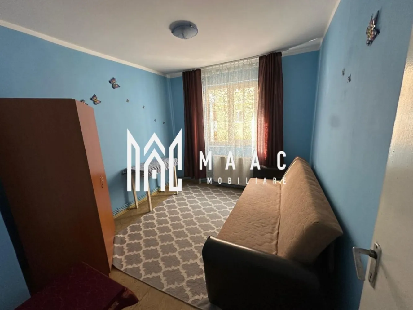 APARTAMENT 2 CAMERE I VASILE AARON I ET 1 - Maac imobiliare propune spre inchiriere, apartament 2 camere, bucatarie, baie si balcon, situat la etajul 1 al unui bloc din cartierul Vasile Aron.
Locuinta este amplasata intr-o zona foarte buna, aproape de Shopping City, magazine, supermarketuri, statii de autobuz, scoli si alte puncte de interes.

Ideal pentru cuplu sau o persoana care isi doreste acces rapid la toate facilitatile orasului.
Nu se accepta animale de companie. 

Se percepe garantie in cuantumul unei chirii lunare.

Pentru mai multe detalii sau stabilirea unei vizionari anuntati CP3130883.