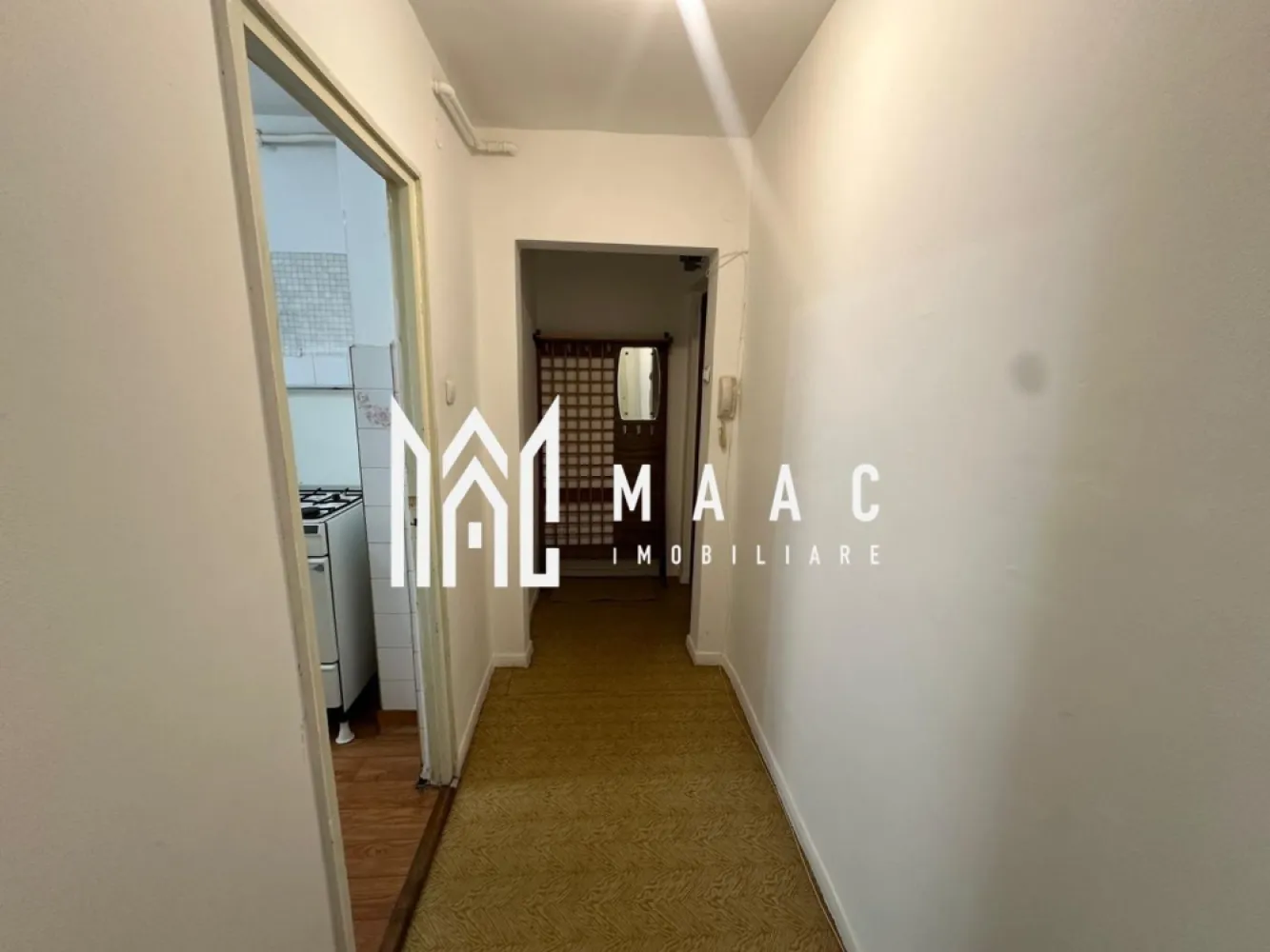 APARTAMENT 2 CAMERE I VASILE AARON I ET 1 - Maac imobiliare propune spre inchiriere, apartament 2 camere, bucatarie, baie si balcon, situat la etajul 1 al unui bloc din cartierul Vasile Aron.
Locuinta este amplasata intr-o zona foarte buna, aproape de Shopping City, magazine, supermarketuri, statii de autobuz, scoli si alte puncte de interes.

Ideal pentru cuplu sau o persoana care isi doreste acces rapid la toate facilitatile orasului.
Nu se accepta animale de companie. 

Se percepe garantie in cuantumul unei chirii lunare.

Pentru mai multe detalii sau stabilirea unei vizionari anuntati CP3130883.