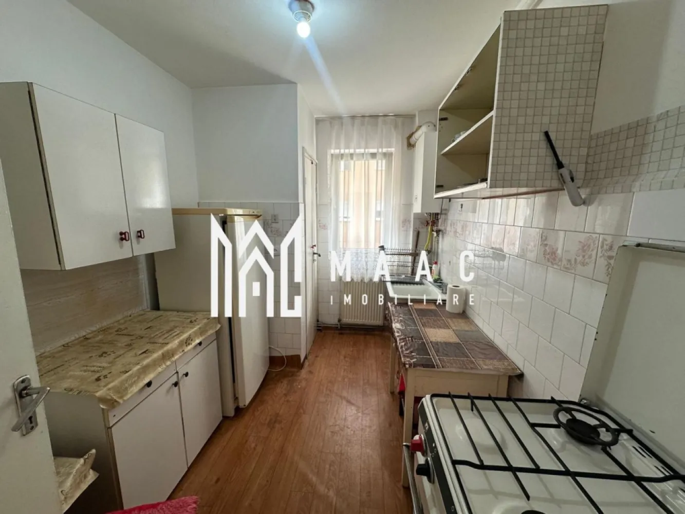 APARTAMENT 2 CAMERE I VASILE AARON I ET 1 - Maac imobiliare propune spre inchiriere, apartament 2 camere, bucatarie, baie si balcon, situat la etajul 1 al unui bloc din cartierul Vasile Aron.
Locuinta este amplasata intr-o zona foarte buna, aproape de Shopping City, magazine, supermarketuri, statii de autobuz, scoli si alte puncte de interes.

Ideal pentru cuplu sau o persoana care isi doreste acces rapid la toate facilitatile orasului.
Nu se accepta animale de companie. 

Se percepe garantie in cuantumul unei chirii lunare.

Pentru mai multe detalii sau stabilirea unei vizionari anuntati CP3130883.