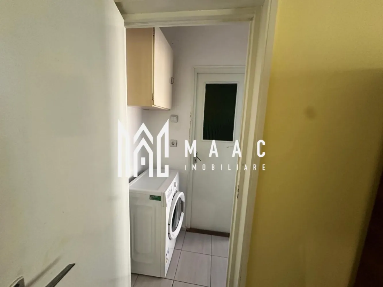 APARTAMENT 2 CAMERE I VASILE AARON I ET 1 - Maac imobiliare propune spre inchiriere, apartament 2 camere, bucatarie, baie si balcon, situat la etajul 1 al unui bloc din cartierul Vasile Aron.
Locuinta este amplasata intr-o zona foarte buna, aproape de Shopping City, magazine, supermarketuri, statii de autobuz, scoli si alte puncte de interes.

Ideal pentru cuplu sau o persoana care isi doreste acces rapid la toate facilitatile orasului.
Nu se accepta animale de companie. 

Se percepe garantie in cuantumul unei chirii lunare.

Pentru mai multe detalii sau stabilirea unei vizionari anuntati CP3130883.