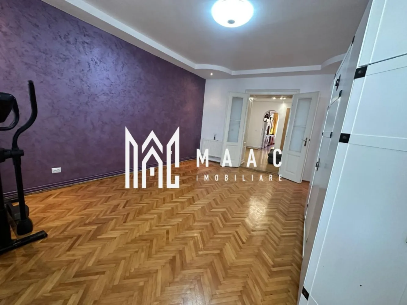 Apartament de vanzare Sibiu | 2 camere semidecomandat | Ultracentral, 64 mp - Apartament la casă cu 2 camere semidecomandate, situat în zona Ultracentrală din Sibiu, cu 64 mp utili și poziționare excelentă pentru acces rapid în centrul orașului.

Detalii proprietate:
• Tip proprietate: apartament la casă
• Suprafață utilă: 64 mp
• Compartimentare: 2 camere semidecomandate, bucătărie și baie
• Etaj: 1
• An construcție: 1960
• Spații utile suplimentare: pivniță, spațiu de depozitare și pod
• Proprietatea este disponibilă pentru vânzare

Zonă și acces:
Locuința este amplasată ultracentral, aproape de punctele de interes din centrul orașului, ceea ce oferă acces facil către zona centrală și serviciile din proximitate.

Cod anunț CP3189404. Contactați-ne pentru detalii suplimentare și pentru programarea unei vizionări.