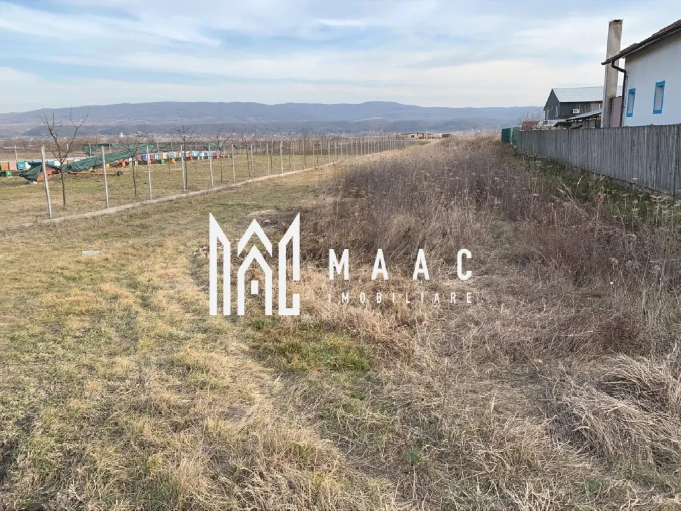 Teren extravilan 2581 mp | Râureni, Râmnicu Vâlcea | utilități la limită - Teren extravilan agricol cu suprafața de 2.580,97 mp, situat pe Strada Râureni, în zona Râureni din Râmnicu Vâlcea, pentru cei care caută teren cu acces facil către oraș.

Detalii proprietate:
• Suprafață teren: 2.580,97 mp
• Tip teren: agricol, extravilan
• Localizare: Strada Râureni, Râmnicu Vâlcea
• Utilități disponibile la limita proprietății: apă, gaz și curent electric
• Proprietatea este disponibilă pentru vânzare

Proprietatea beneficiază de acces facil către oraș și către principalele artere de circulație. Amplasarea în zona Râureni oferă poziționare clară într-un punct ușor de identificat din Râmnicu Vâlcea.

Pentru informații suplimentare și programarea unei vizionări, contactați echipa MAAC Imobiliare. Cod anunț CP3189838.