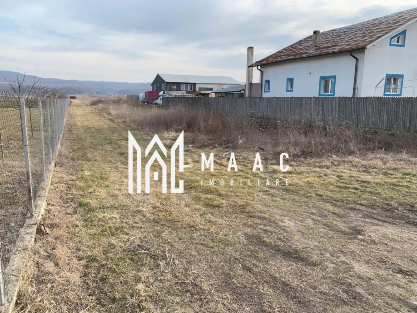 Teren extravilan 2581 mp | Râureni, Râmnicu Vâlcea | utilități la limită - Teren extravilan agricol cu suprafața de 2.580,97 mp, situat pe Strada Râureni, în zona Râureni din Râmnicu Vâlcea, pentru cei care caută teren cu acces facil către oraș.

Detalii proprietate:
• Suprafață teren: 2.580,97 mp
• Tip teren: agricol, extravilan
• Localizare: Strada Râureni, Râmnicu Vâlcea
• Utilități disponibile la limita proprietății: apă, gaz și curent electric
• Proprietatea este disponibilă pentru vânzare

Proprietatea beneficiază de acces facil către oraș și către principalele artere de circulație. Amplasarea în zona Râureni oferă poziționare clară într-un punct ușor de identificat din Râmnicu Vâlcea.

Pentru informații suplimentare și programarea unei vizionări, contactați echipa MAAC Imobiliare. Cod anunț CP3189838.