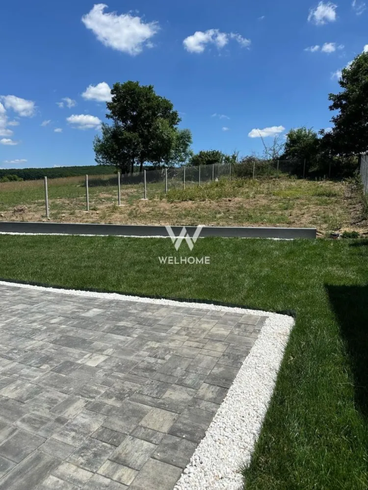 Casa individuala deosebita, locatie Tocile, Sibiu - Vila amplasata in zona exclusiva de case, in Tocile, langa Sibiu, pozitionata pe soare si cu un view superb. 

Suprafața utilă:150 mp

Amplasata pe un teren de 706 mp. 

Compartimentare:

PARTER: 
-Hol de acces
-Baie
-Bucatarie separata ( se poate opta pentru open space cu living) 
-living spatios
-dormitor ( sau birou) 
-spatiu tehnic
ETAJ: 
-Hol
-Dormitor cu dressing si baie proprie
-Dormitor mare cu dressing, baie si acces in balcon. 

Casa va fi predata LA CHEIE exterior: decorativa laterale si spatele
Fatada are flextone : culoare gri si lemn plus piatra naturala 
Curtea cu gazon,pavele,pomi si plante decorative si parcare pt doua autoturisme 
Gard din beton cu panouri si poarta de 3,5 ml
La interior va fi predata LA ALB cu peretii vopsiti, pompa de caldura cu încălzire in pardoseala pe placi cu nuturi,sapa mecanizata,apa si fosa septica ecologica 2000 litri (canalizarea este trasa doar trebuie sa ne racordam) curent trifazic si fibra optica, priza pentru panouri solare . 
Ferestre Salamander tripan gri antracit exterior si interior cu usi glisante 

Realizata cu materiale de inalta calitate. A fost construita in REGIE PROPRIE. 
Se ofera toate detaliile despre constructie
Se poate personaliza la cheie contra-cost cu materiale premium si intr-un stil modern. 

PRET: 299.000 EURO cu TVA INCLUS
 TEL: 0752.088.381 Roxana
