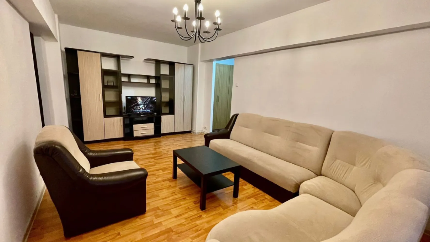 Apartament 3 camere Zona Gorjului - Se oferă spre închiriere apartament cu3 camere, mobilat și utilat situat pe Bulevardul Iuliu Maniu 158 A. Apartamentul are o suprafață de 67 mp, este semi-decomandat și beneficiază de mobilier modern și electrocasnice de calitate superioară. Compartimentarea este ideală pentru confort și funcționalitate. Dotări și beneficii: 3 camere spațioase Mobilat și utilat complet – standard Bucătărie complet echipată Baie modernă + spații de depozitare Acces rapid către centre comerciale, transport public și principalele puncte de interes din zona Militari. 📅 Disponibil imediat Comision 50% Pentru mai multe detalii sau programarea unei vizionări, vă stau la dispoziție.