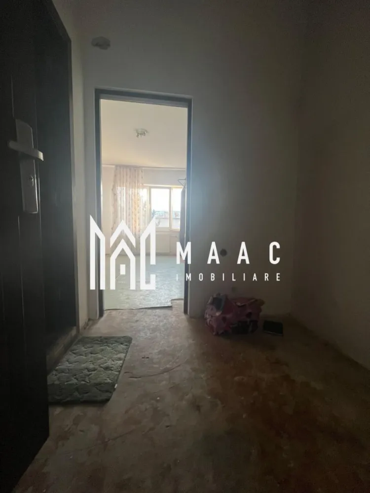 Garsoniera | Dovali | 22 MP - MAAC Imobiliare vă propune spre vânzare o garsonieră situată în Cartierul Traian, zona Dovali, într-un bloc amplasat într-o zonă liniștită, ideală pentru locuit sau investiție. Garsoniera este poziționată la etajul 4, are o suprafață de 22 mp și dispune de finisaje clasice. Proprietatea este disponibilă imediat, oferind posibilitatea mutării rapide sau a valorificării prin închiriere. Un avantaj important îl reprezintă localizarea excelentă, în apropiere aflându-se centrul comercial, Facultatea Constantin Brâncoveanu, precum și numeroase instituții, magazine și puncte de interes, cu acces facil la mijloace de transport și alte facilități urbane. Această garsonieră reprezintă o oportunitate foarte bună atât pentru locuință proprie, cât și pentru investiție. Pentru detalii suplimentare și programarea unei vizionări, vă invităm să contactați MAAC Imobiliare. id: CP2856143 }}