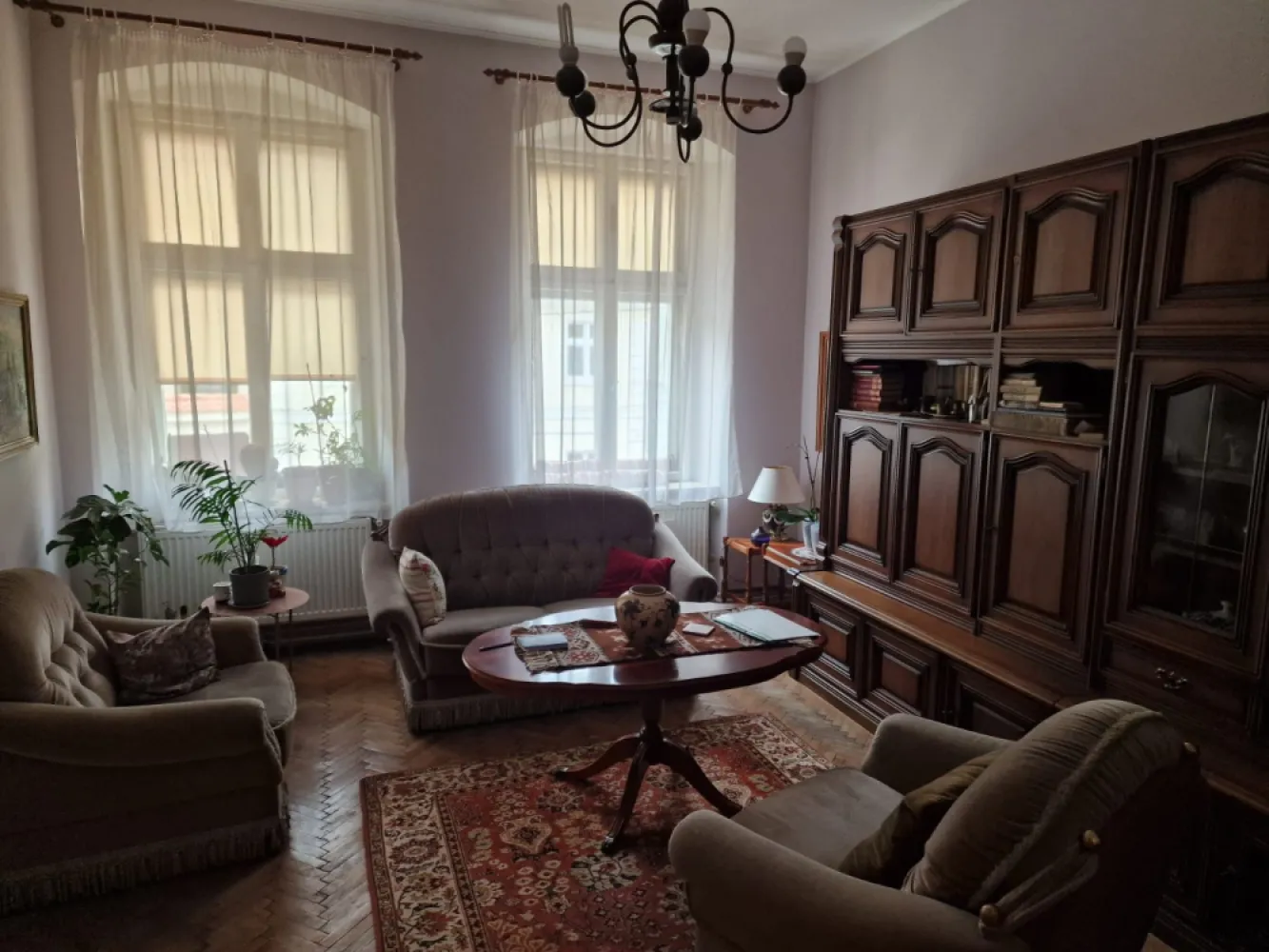 Apartament 3 camere de vânzare, 85 mp utili, zona Centrul Istoric – Sibiu - Vă propunem spre vânzare un apartament spațios, situat într-o locație premium, pe strada Tipografilor, în inima Centrului Istoric din Sibiu. Proprietatea se află la etajul 1 al unui imobil tip casă, ocupând întreg etajul și beneficiind de o compartimentare practică și funcțională.Caracteristici principale:Suprafață utilă: 85 mpCompartimentare:TerasăHol de distribuțieBucătărie separatăBaie2 dormitoareSufragerieEtaj: 1/1 – apartamentul ocupă întreg etajulPivniță: 17 mp – spațiu ideal pentru depozitareAlte detalii:Curte interioară în cotă parte cu încă 2 familii (situate la parter)Fără acces auto în curteÎncălzire: centrală termică proprie + sobe de teracotăFinisaje clasice: parchet din lemn, ferestre din lemn și termopanAvantaje: Poziționare excelentă, în centrul istoric al orașului Apartament luminos, cu terasă proprie Suprafață generoasă și compartimentare practică Ideal pentru locuință de familie, investiție sau amenajare în regim hotelierPreț de vânzare: 190.000 EUR }}