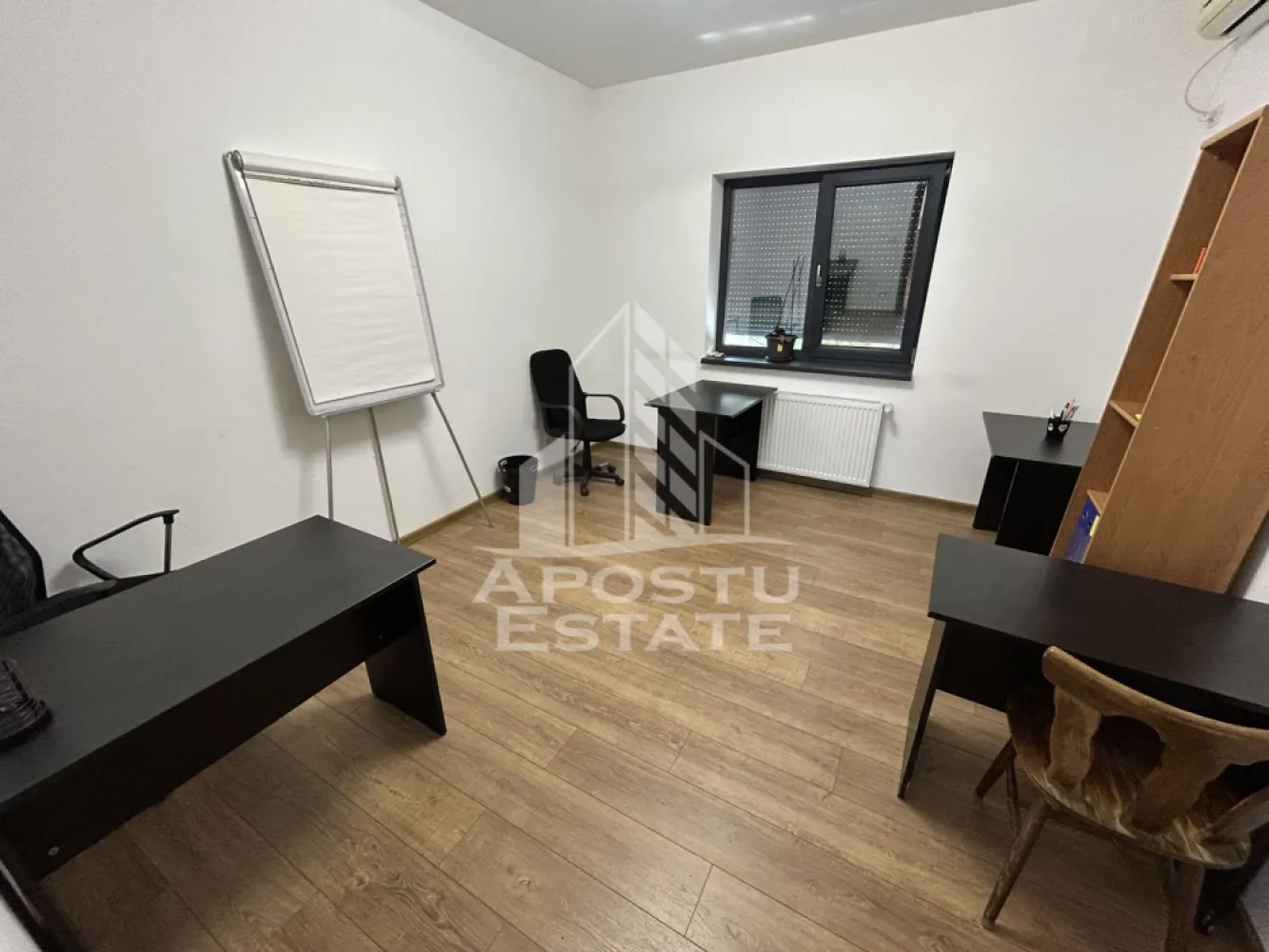 Casa pretabila birouri, 3 camere, Zona Cetatii Balta Verde - Agentia imobiliara Apostu Estate va propune spre inchiriere casa cu 3 camere, pretabila pentru birouri, 65 mp, in Zona Cetatii Balta Verde.

Spatiul este format din 3 incaperi mari, din care doua individuale, chicineta, spatiu depozitare si grup sanitar.
Accesul in cladire se face separat din curte proprie.
Confortul termic este asigurat prin centrala proprie pe gaz si aparate de climatizare.
Zona este accesibila pentru parcare fara telpark.

Pentru mai multe detalii sau pentru stabilirea unei vizionari nu ezitati sa ne contactati.
CP3190793