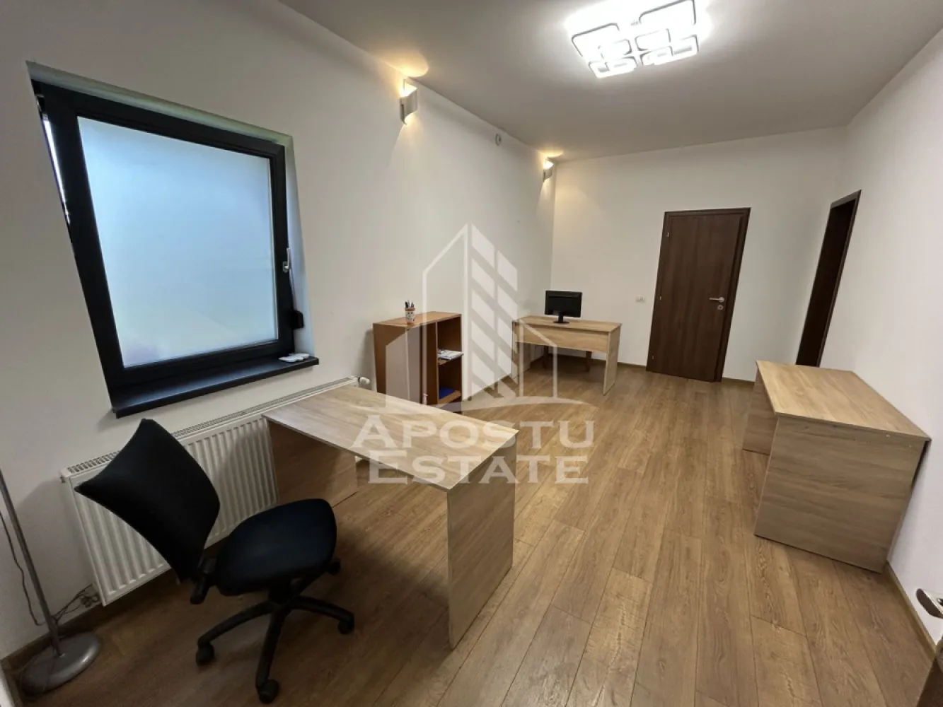 Casa pretabila birouri, 3 camere, Zona Cetatii Balta Verde - Agentia imobiliara Apostu Estate va propune spre inchiriere casa cu 3 camere, pretabila pentru birouri, 65 mp, in Zona Cetatii Balta Verde.

Spatiul este format din 3 incaperi mari, din care doua individuale, chicineta, spatiu depozitare si grup sanitar.
Accesul in cladire se face separat din curte proprie.
Confortul termic este asigurat prin centrala proprie pe gaz si aparate de climatizare.
Zona este accesibila pentru parcare fara telpark.

Pentru mai multe detalii sau pentru stabilirea unei vizionari nu ezitati sa ne contactati.
CP3190793