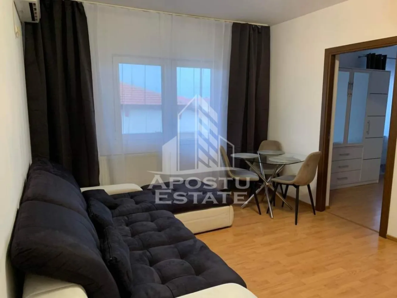 Apartament cu 3 camerepet friendlySpitalul Judetean - Apostu Estate va propune spre inchiriere un apartament cu 3 camere in zona Spitalului Judetean.

Apartamentul este disponibil la etajul 5 din 5,cu o suprafata de 54 mp utili.

Compartimentare:

-hol

-bucatarie

-living

-2 dormitoare

-baie

-2 balcoane

Confortul termic se realizeaza prin intermediul centralei si al climei.

Vecinatati

-Scoala

-Gradinita

-Parc

-Spitalul Judetean

-statie

-Mc

Disponibil imediat!

Va asteptam cu drag la o vizionare!

 

 

 

ID intern: 12717.