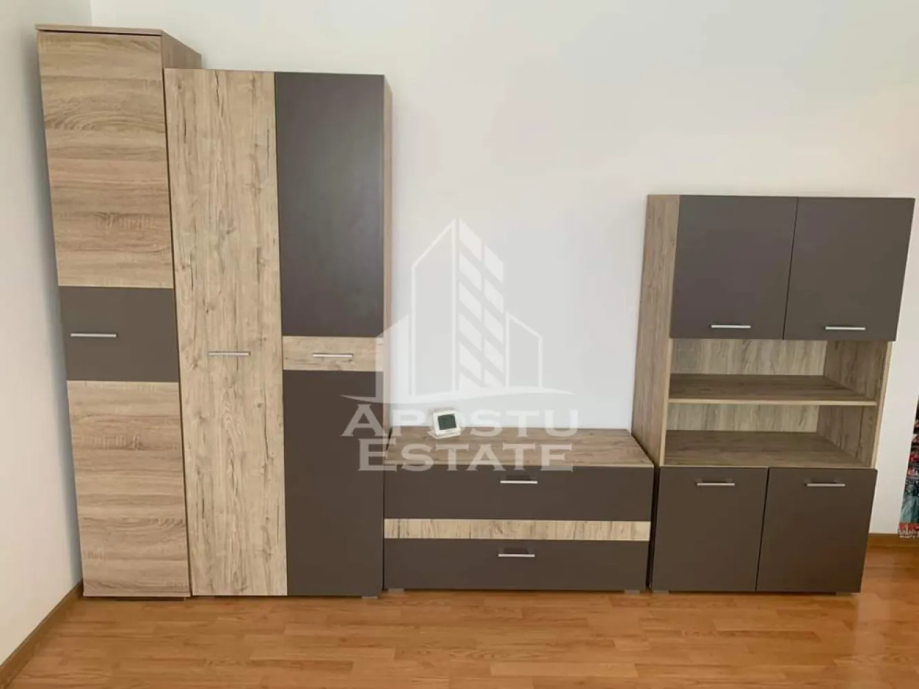 Apartament cu 3 camerepet friendlySpitalul Judetean - Apostu Estate va propune spre inchiriere un apartament cu 3 camere in zona Spitalului Judetean.

Apartamentul este disponibil la etajul 5 din 5,cu o suprafata de 54 mp utili.

Compartimentare:

-hol

-bucatarie

-living

-2 dormitoare

-baie

-2 balcoane

Confortul termic se realizeaza prin intermediul centralei si al climei.

Vecinatati

-Scoala

-Gradinita

-Parc

-Spitalul Judetean

-statie

-Mc

Disponibil imediat!

Va asteptam cu drag la o vizionare!

 

 

 

ID intern: 12717.