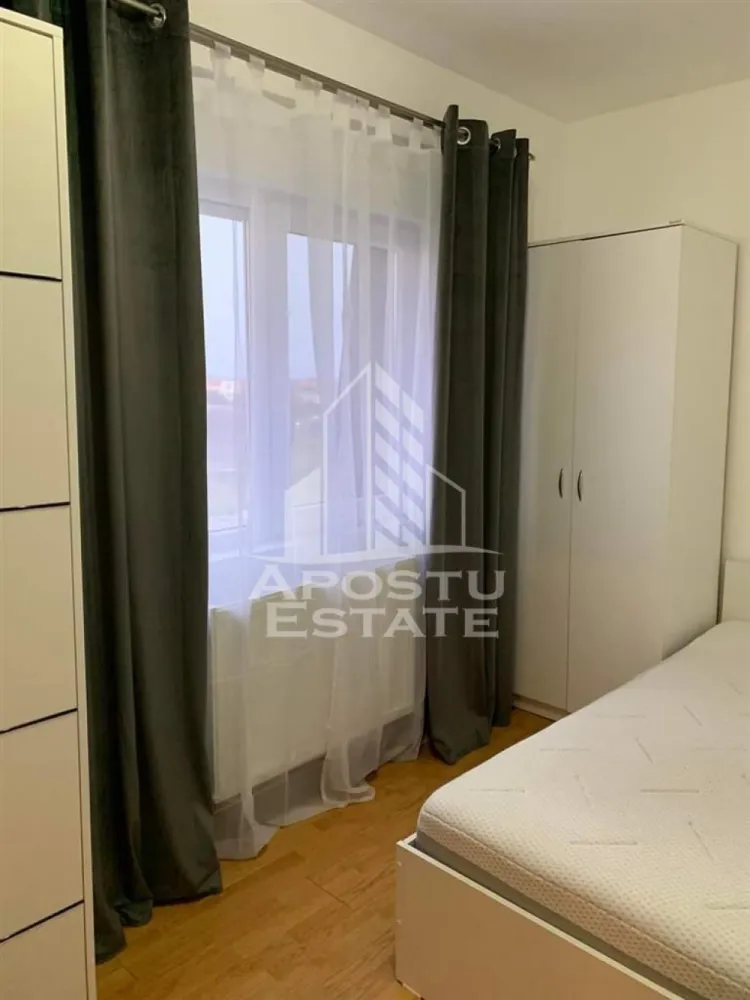 Apartament cu 3 camerepet friendlySpitalul Judetean - Apostu Estate va propune spre inchiriere un apartament cu 3 camere in zona Spitalului Judetean.

Apartamentul este disponibil la etajul 5 din 5,cu o suprafata de 54 mp utili.

Compartimentare:

-hol

-bucatarie

-living

-2 dormitoare

-baie

-2 balcoane

Confortul termic se realizeaza prin intermediul centralei si al climei.

Vecinatati

-Scoala

-Gradinita

-Parc

-Spitalul Judetean

-statie

-Mc

Disponibil imediat!

Va asteptam cu drag la o vizionare!

 

 

 

ID intern: 12717.
