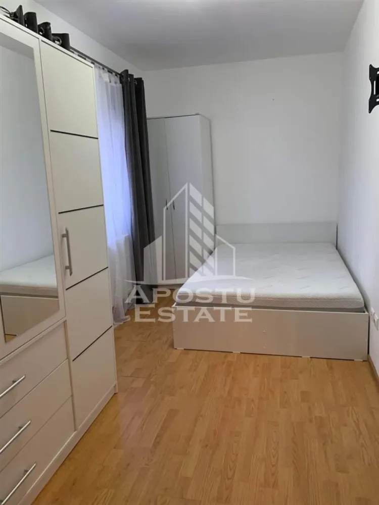 Apartament cu 3 camerepet friendlySpitalul Judetean - Apostu Estate va propune spre inchiriere un apartament cu 3 camere in zona Spitalului Judetean.

Apartamentul este disponibil la etajul 5 din 5,cu o suprafata de 54 mp utili.

Compartimentare:

-hol

-bucatarie

-living

-2 dormitoare

-baie

-2 balcoane

Confortul termic se realizeaza prin intermediul centralei si al climei.

Vecinatati

-Scoala

-Gradinita

-Parc

-Spitalul Judetean

-statie

-Mc

Disponibil imediat!

Va asteptam cu drag la o vizionare!

 

 

 

ID intern: 12717.