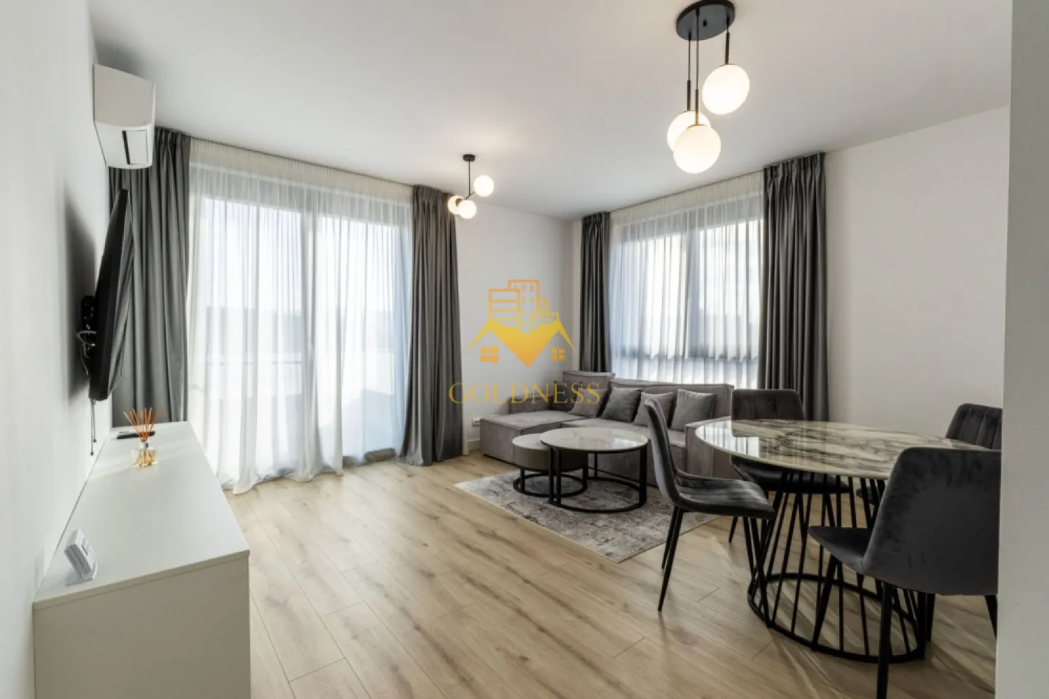 2 Camere de Lux, Park Lake, Parcare, Intre Lacuri, Iulius Mall, FSEGA - GOLDNESS Imobiliare vă propune spre închiriere un apartament cu 2 camere complet mobilat și utilat, la etajul 10 într-un imobil de 10 etaje, în cartierul Intre Lacuri. Apartamentul este compartimentat astfel:
 - dormitor cu pat matrimonial, dressing, noptiere
 - living cu canapea extensibila, spatii de depozitare, aer conditionat, TV
 - bucatarie complet dotata si echipata cu plita electrica, masina de spalat vase
 - baie cu caba de dus, calorifer port prosop inox și dulap pentru depozitare.
 - terasa de 11 mp.

Imobilul este dotat cu toate cele necesare- centrală proprie, mașină de spălat haine, frigider, plită electrică, hotă, TV, etc. 
Se află în apropierea stațiilor de transport în comun, magazine, restaurante, spații verzi, farmacii, etc. 
Dispune de loc de parcare subteran!

Dacă sunteți interesați de acest apartament și doriți să îl vizionați, dar și pentru alte oferte sau detalii nu ezitați să ne contactați telefonic sau prin e-mail - goldnessimobiliare@gmail.com. Vă stăm la dispoziție!