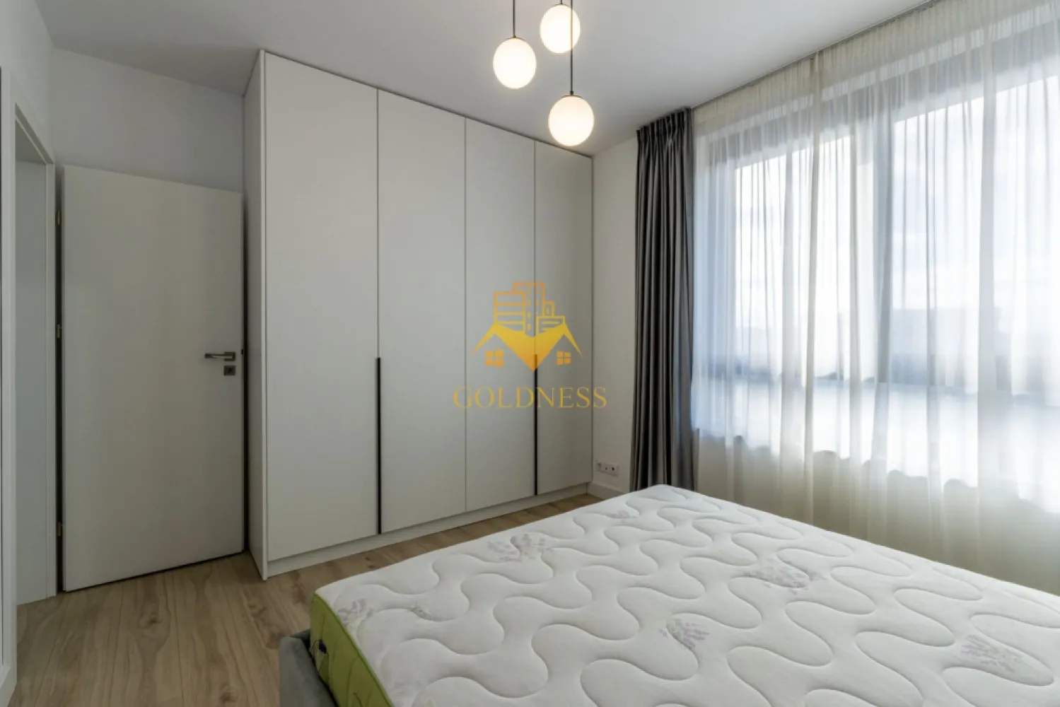 2 Camere de Lux, Park Lake, Parcare, Intre Lacuri, Iulius Mall, FSEGA - GOLDNESS Imobiliare vă propune spre închiriere un apartament cu 2 camere complet mobilat și utilat, la etajul 10 într-un imobil de 10 etaje, în cartierul Intre Lacuri. Apartamentul este compartimentat astfel:
 - dormitor cu pat matrimonial, dressing, noptiere
 - living cu canapea extensibila, spatii de depozitare, aer conditionat, TV
 - bucatarie complet dotata si echipata cu plita electrica, masina de spalat vase
 - baie cu caba de dus, calorifer port prosop inox și dulap pentru depozitare.
 - terasa de 11 mp.

Imobilul este dotat cu toate cele necesare- centrală proprie, mașină de spălat haine, frigider, plită electrică, hotă, TV, etc. 
Se află în apropierea stațiilor de transport în comun, magazine, restaurante, spații verzi, farmacii, etc. 
Dispune de loc de parcare subteran!

Dacă sunteți interesați de acest apartament și doriți să îl vizionați, dar și pentru alte oferte sau detalii nu ezitați să ne contactați telefonic sau prin e-mail - goldnessimobiliare@gmail.com. Vă stăm la dispoziție!
