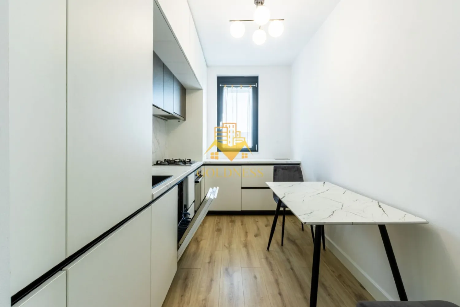 2 Camere de Lux, Park Lake, Parcare, Intre Lacuri, Iulius Mall, FSEGA - GOLDNESS Imobiliare vă propune spre închiriere un apartament cu 2 camere complet mobilat și utilat, la etajul 10 într-un imobil de 10 etaje, în cartierul Intre Lacuri. Apartamentul este compartimentat astfel:
 - dormitor cu pat matrimonial, dressing, noptiere
 - living cu canapea extensibila, spatii de depozitare, aer conditionat, TV
 - bucatarie complet dotata si echipata cu plita electrica, masina de spalat vase
 - baie cu caba de dus, calorifer port prosop inox și dulap pentru depozitare.
 - terasa de 11 mp.

Imobilul este dotat cu toate cele necesare- centrală proprie, mașină de spălat haine, frigider, plită electrică, hotă, TV, etc. 
Se află în apropierea stațiilor de transport în comun, magazine, restaurante, spații verzi, farmacii, etc. 
Dispune de loc de parcare subteran!

Dacă sunteți interesați de acest apartament și doriți să îl vizionați, dar și pentru alte oferte sau detalii nu ezitați să ne contactați telefonic sau prin e-mail - goldnessimobiliare@gmail.com. Vă stăm la dispoziție!