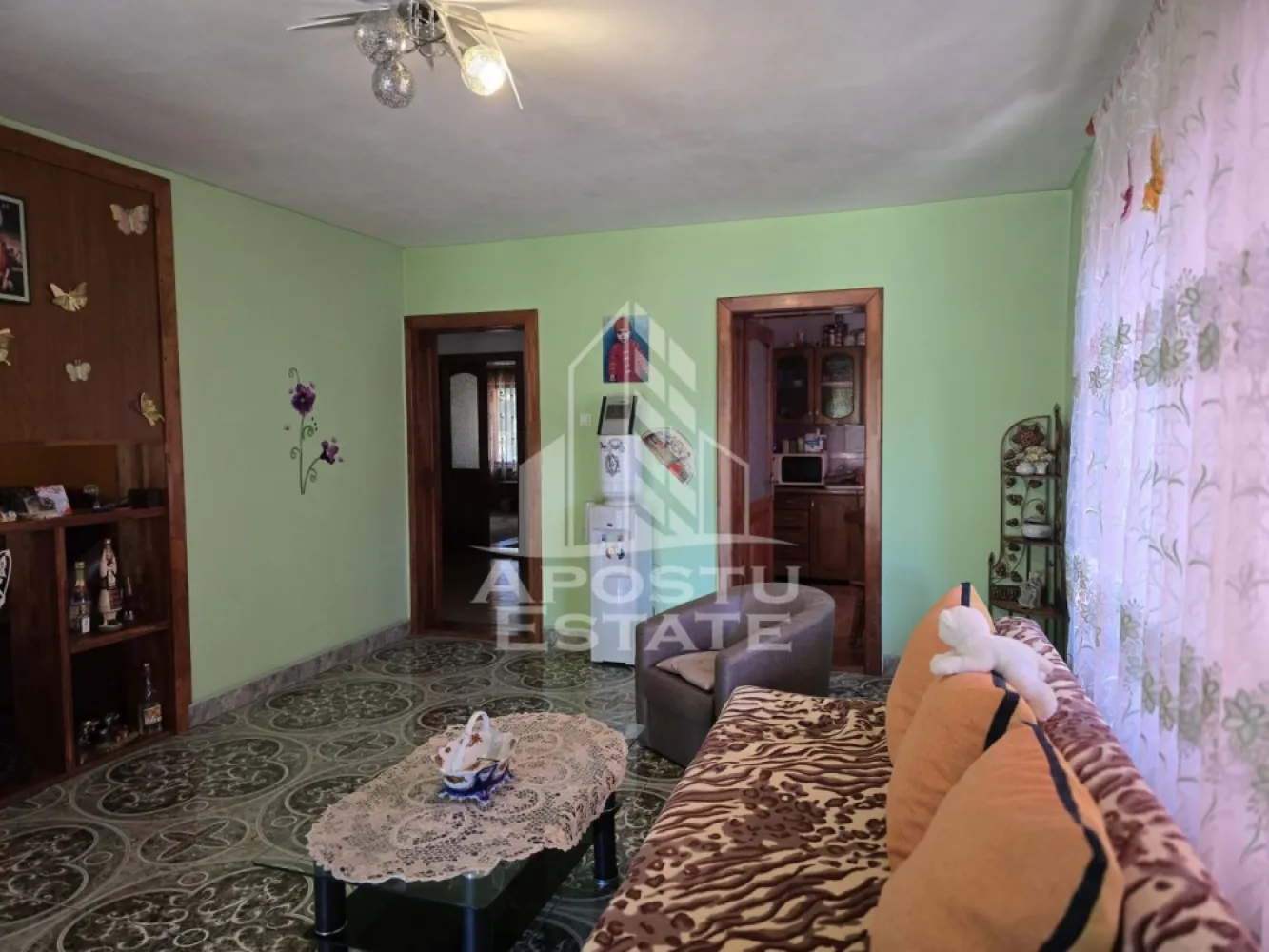 Vila cu piscina, in Curtici. - APOSTU ESTATE va propune spre vanzare, o vila situata in Curtici, la doar 18 km de Arad.
Constructia este solida realizata in anul 2009 din caramida, izolata la exterior cu polistiren de 10cm si are un regim de inaltime S+P+1+Pod.

Terenul aferent locuintei are o suprafata de 1016 mp pe care se regaseste constructia, o terasa inchisa care da spre curte, o piscina exterioara, loc de gratar, anexe, loc de joaca pentru copii si gradina cu pomi fructiferi, vita de vie, zmeura, mure.
Confortul termic se realizeaza prin intermediul centralei proprii pe gaz, cu instalatie din cupru, cu inalzire in calorifere. Sistemul de incalzire functioneaza alternativ cu combustibil solid.
Ferestrele sunt realizate din tamplarie PVC cu geamuri termopan si jaluzele exterioare, iar usile interioare si scara sunt realizate din lemn de cires. Acoperisul este din tigla.

Cu o suprafata utila de 350 mp este compartimentata astfel:
Demisol:
- crama, camara alimente
Parter:
- hol acces
- living cu acces spre terasa
- bucatarie cu loc de luat masa si cu acces spre terasa
- 1 dormitor
- 1 terasa inchisa, de 40 mp, care poate fi folosita pe tot parcursul anului
- 1 baie cu vana si geam pentru aerisire
Etaj:
- 3 dormitoare cu acces pe balconul care se intinde pe doua laturi ale casei
- baie cu cada si geam de aerisire
- hol 
Accesul in curte se face pe usa principala, dar si cu masina. In fata casei pot fi parcate 4 masini. In jurul este o zona de verdeata care asigura intimitatea spatiului locativ.
Proprietarul vinde casa complet mobilata si utilata, cum se vede in imagini.

Va asteptam cu drag la o vizionare!
CP3190895