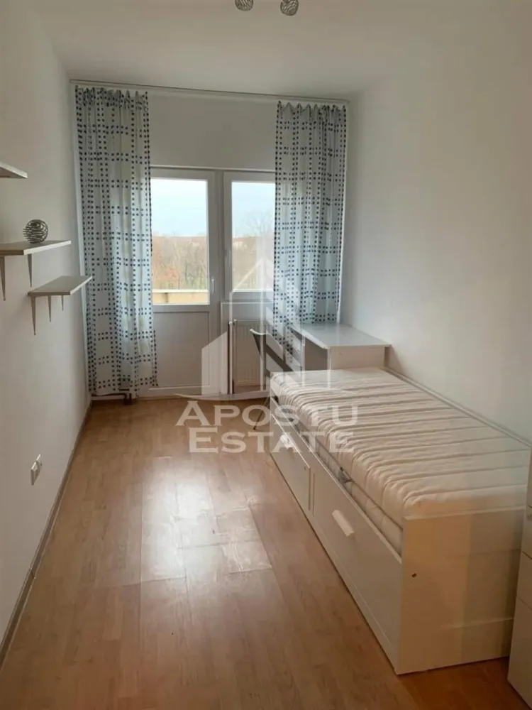 Apartament cu 3 camerepet friendlySpitalul Judetean - Apostu Estate va propune spre inchiriere un apartament cu 3 camere in zona Spitalului Judetean.

Apartamentul este disponibil la etajul 5 din 5,cu o suprafata de 54 mp utili.

Compartimentare:

-hol

-bucatarie

-living

-2 dormitoare

-baie

-2 balcoane

Confortul termic se realizeaza prin intermediul centralei si al climei.

Vecinatati

-Scoala

-Gradinita

-Parc

-Spitalul Judetean

-statie

-Mc

Disponibil imediat!

Va asteptam cu drag la o vizionare!

 

 

 

ID intern: 12717.