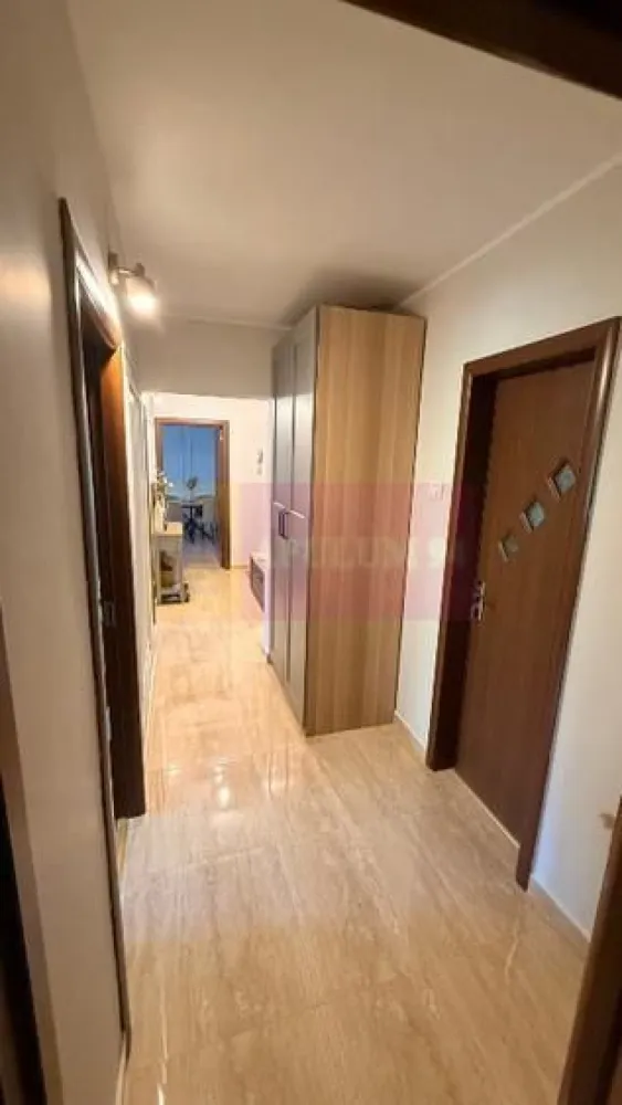 Apartament de 3 camere, zona Dristor - Agentia Imobiliara Apulum 94, va propune spre vanzare
Apartament 3 camere, 2 bai, 71 mp utili, etajul 2/10 , construit în 1978 din beton armat anvelopat recent, vedere spate, orientare S-E. Apartamentul a fost renovat si mobilat in 2024, cu urmatoarele dotari:
- aer conditionat Gree 12BTU in 2 camere (living+dormitor principal)
- bai utilate complet cu dus, boiler 50 litri si bideu in baia mare, ambele bai au cu geam, masina de spalat in baia mica; 
- bucatarie: mobila pe comanda (Kitchen Expert) MDF vopsit, frigider Samsung, plita pe gaz, cuptor electric, masina spalat vase 9 seturi Electrolux, hota AEG, toate au 2 ani vechime;
- toate camerele mobilate complet, cu spatii generoase de depozitare, pat cu lada si canapea extensibila Tandem; dormitorul mic poate fi adaptat nevoilor (include uscator rufe); 
- panou electric inlocuit complet cu sigurante separate pt consumatorii mari din casa;
- geamuri termopan , plase insecte, jaluzele plisse la balcon, jaluzele opace in dormitoare, parchet laminat 10mm, vopsea lavabila tot apartamentul, corpuri iluminat incluse;
- incalzire centralizata cu repartitoare, apartamentul este izolat bine, costuri reduse intretinere.

Zona linistita, cartierul Dristor - Vitan, Sector 3, acces facil la diverse puncte de interes: școli, grădinițe, centre medicale, supermarketuri și farmacii. 

Transport: metrou la 12 min de mers pe jos pana la statia Dristor sau Mihai Bravu. Parcare disponibila cu abonament de la primarie.

Apartamentul este pregatit de mutare, se preda utilat si mobilat ca in poze (mai putin TV-ul, un birou si scaune birou, salteaua, robotii de curatenie sau piesele de decor).