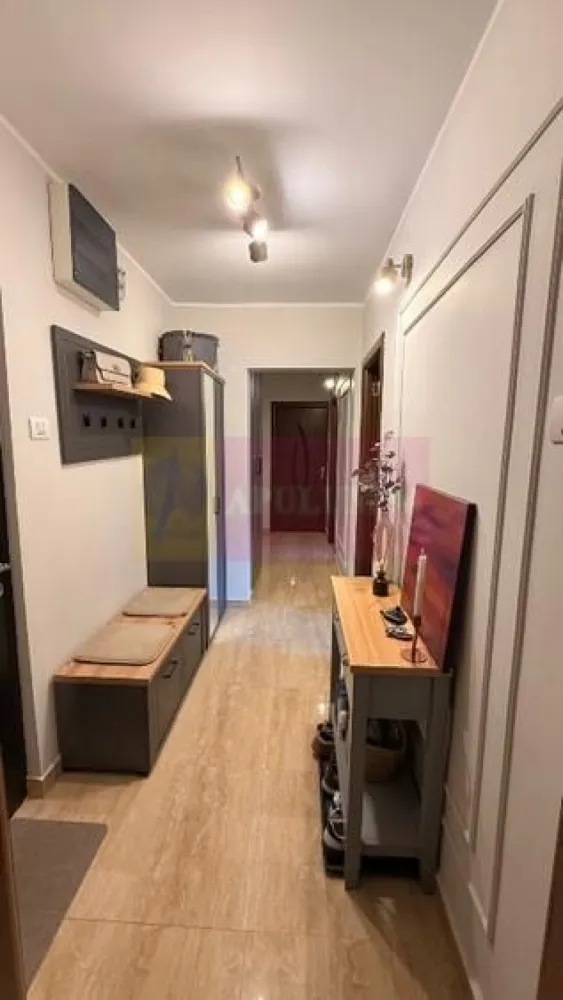 Apartament de 3 camere, zona Dristor - Agentia Imobiliara Apulum 94, va propune spre vanzare
Apartament 3 camere, 2 bai, 71 mp utili, etajul 2/10 , construit în 1978 din beton armat anvelopat recent, vedere spate, orientare S-E. Apartamentul a fost renovat si mobilat in 2024, cu urmatoarele dotari:
- aer conditionat Gree 12BTU in 2 camere (living+dormitor principal)
- bai utilate complet cu dus, boiler 50 litri si bideu in baia mare, ambele bai au cu geam, masina de spalat in baia mica; 
- bucatarie: mobila pe comanda (Kitchen Expert) MDF vopsit, frigider Samsung, plita pe gaz, cuptor electric, masina spalat vase 9 seturi Electrolux, hota AEG, toate au 2 ani vechime;
- toate camerele mobilate complet, cu spatii generoase de depozitare, pat cu lada si canapea extensibila Tandem; dormitorul mic poate fi adaptat nevoilor (include uscator rufe); 
- panou electric inlocuit complet cu sigurante separate pt consumatorii mari din casa;
- geamuri termopan , plase insecte, jaluzele plisse la balcon, jaluzele opace in dormitoare, parchet laminat 10mm, vopsea lavabila tot apartamentul, corpuri iluminat incluse;
- incalzire centralizata cu repartitoare, apartamentul este izolat bine, costuri reduse intretinere.

Zona linistita, cartierul Dristor - Vitan, Sector 3, acces facil la diverse puncte de interes: școli, grădinițe, centre medicale, supermarketuri și farmacii. 

Transport: metrou la 12 min de mers pe jos pana la statia Dristor sau Mihai Bravu. Parcare disponibila cu abonament de la primarie.

Apartamentul este pregatit de mutare, se preda utilat si mobilat ca in poze (mai putin TV-ul, un birou si scaune birou, salteaua, robotii de curatenie sau piesele de decor).