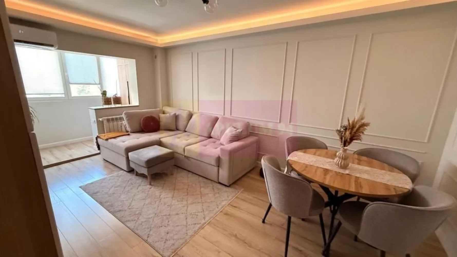 Apartament de 3 camere, zona Dristor - Agentia Imobiliara Apulum 94, va propune spre vanzare
Apartament 3 camere, 2 bai, 71 mp utili, etajul 2/10 , construit în 1978 din beton armat anvelopat recent, vedere spate, orientare S-E. Apartamentul a fost renovat si mobilat in 2024, cu urmatoarele dotari:
- aer conditionat Gree 12BTU in 2 camere (living+dormitor principal)
- bai utilate complet cu dus, boiler 50 litri si bideu in baia mare, ambele bai au cu geam, masina de spalat in baia mica; 
- bucatarie: mobila pe comanda (Kitchen Expert) MDF vopsit, frigider Samsung, plita pe gaz, cuptor electric, masina spalat vase 9 seturi Electrolux, hota AEG, toate au 2 ani vechime;
- toate camerele mobilate complet, cu spatii generoase de depozitare, pat cu lada si canapea extensibila Tandem; dormitorul mic poate fi adaptat nevoilor (include uscator rufe); 
- panou electric inlocuit complet cu sigurante separate pt consumatorii mari din casa;
- geamuri termopan , plase insecte, jaluzele plisse la balcon, jaluzele opace in dormitoare, parchet laminat 10mm, vopsea lavabila tot apartamentul, corpuri iluminat incluse;
- incalzire centralizata cu repartitoare, apartamentul este izolat bine, costuri reduse intretinere.

Zona linistita, cartierul Dristor - Vitan, Sector 3, acces facil la diverse puncte de interes: școli, grădinițe, centre medicale, supermarketuri și farmacii. 

Transport: metrou la 12 min de mers pe jos pana la statia Dristor sau Mihai Bravu. Parcare disponibila cu abonament de la primarie.

Apartamentul este pregatit de mutare, se preda utilat si mobilat ca in poze (mai putin TV-ul, un birou si scaune birou, salteaua, robotii de curatenie sau piesele de decor).