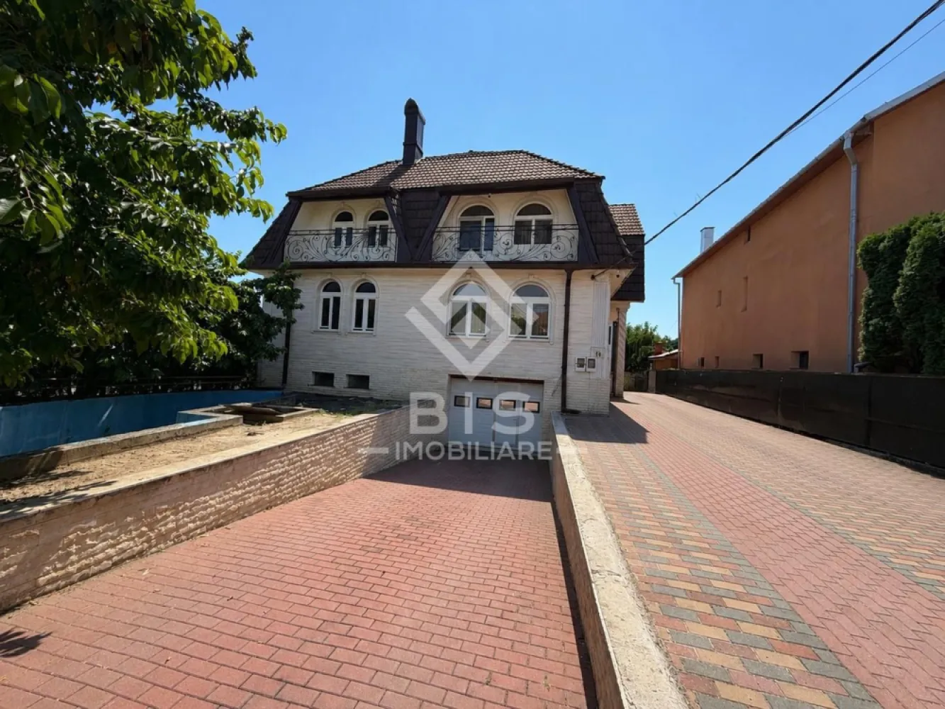 Proprietate exclusiva - zona Unirea - Proprietate exclusivă cu 1.000 mp utili, teren de 1.400 mp și panouri solare – ideală pentru locuință, afacere sau investiție!

Bis Imobiliare vă prezintă o proprietate impresionantă, amplasată pe un teren generos de 1.400 mp, compusă din două clădiri, cu o suprafață utilă totală de aproximativ 1.000 mp, oferind multiple posibilități de utilizare.

Casa principală are o suprafață de 600 mp utili, fiind potrivită atât pentru locuință, cât și pentru pensiune, clinică, sediu de firmă sau alte activități comerciale.

Clădirea secundară, cu 400 mp utili, include un atelier spațios și un dormitor, fiind ideală pentru producție, depozitare, service, showroom sau alte activități profesionale.

Un avantaj important al proprietății îl reprezintă panourile solare, care contribuie la reducerea costurilor de întreținere și la o eficiență energetică superioară.

Caracteristici principale:
Teren de 1.400 mp;
Suprafață utilă totală de 1.000 mp;
Două clădiri independente;
Atelier generos și spații multifuncționale;
Curte spațioasă cu acces facil;
Panouri solare pentru eficiență energetică și costuri reduse.

O proprietate versatilă, potrivită atât pentru locuire, cât și pentru dezvoltarea unei afaceri sau pentru investiție.

Pentru mai multe informații și programarea unei vizionări, contactați echipa Bis Imobiliare!