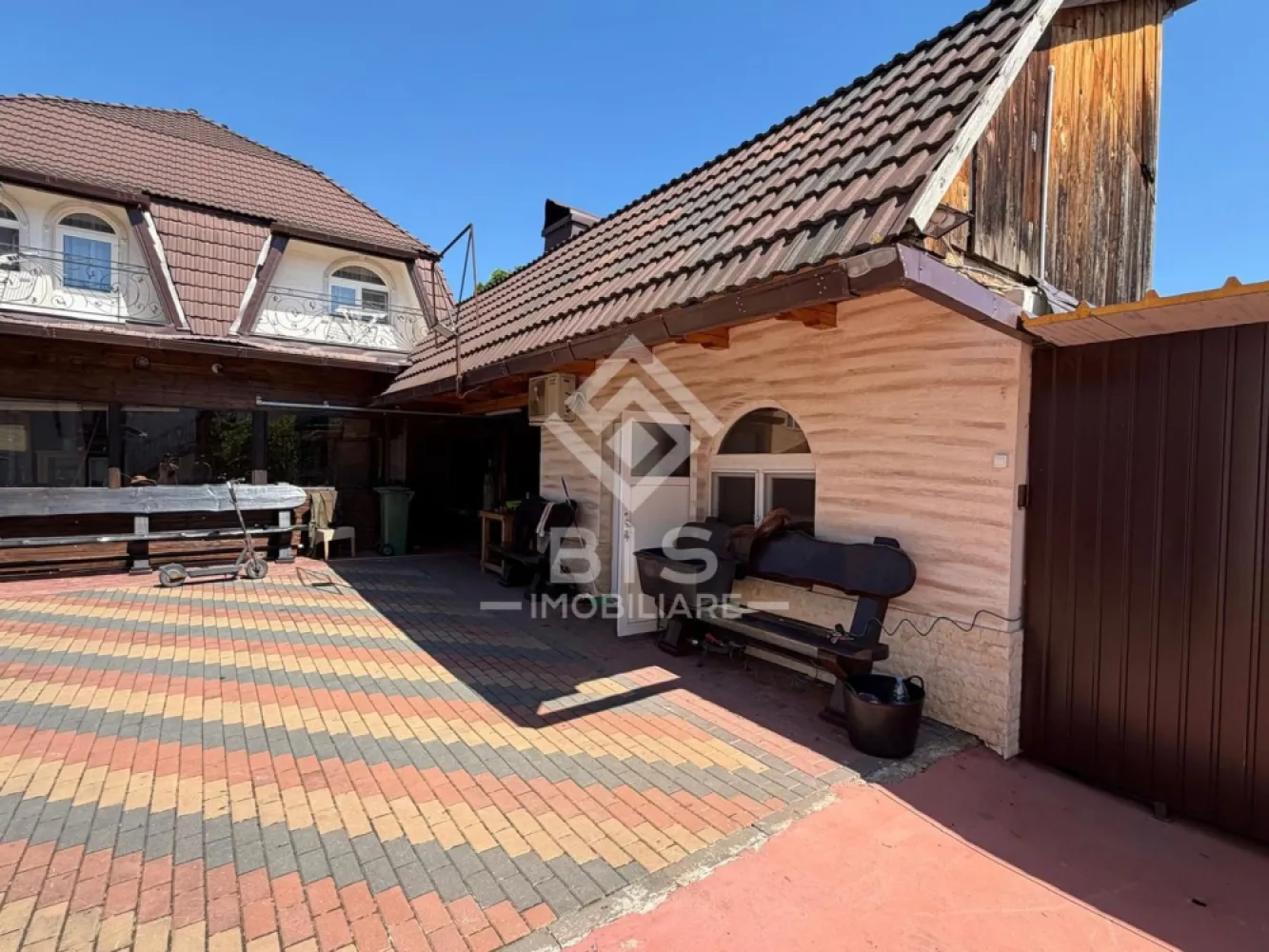 Proprietate exclusiva - zona Unirea - Proprietate exclusivă cu 1.000 mp utili, teren de 1.400 mp și panouri solare – ideală pentru locuință, afacere sau investiție!

Bis Imobiliare vă prezintă o proprietate impresionantă, amplasată pe un teren generos de 1.400 mp, compusă din două clădiri, cu o suprafață utilă totală de aproximativ 1.000 mp, oferind multiple posibilități de utilizare.

Casa principală are o suprafață de 600 mp utili, fiind potrivită atât pentru locuință, cât și pentru pensiune, clinică, sediu de firmă sau alte activități comerciale.

Clădirea secundară, cu 400 mp utili, include un atelier spațios și un dormitor, fiind ideală pentru producție, depozitare, service, showroom sau alte activități profesionale.

Un avantaj important al proprietății îl reprezintă panourile solare, care contribuie la reducerea costurilor de întreținere și la o eficiență energetică superioară.

Caracteristici principale:
Teren de 1.400 mp;
Suprafață utilă totală de 1.000 mp;
Două clădiri independente;
Atelier generos și spații multifuncționale;
Curte spațioasă cu acces facil;
Panouri solare pentru eficiență energetică și costuri reduse.

O proprietate versatilă, potrivită atât pentru locuire, cât și pentru dezvoltarea unei afaceri sau pentru investiție.

Pentru mai multe informații și programarea unei vizionări, contactați echipa Bis Imobiliare!