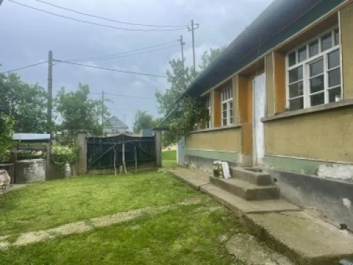 De vânzare | Casă tradițională pe deal + teren 2.470 mp | Sat Burzuc |