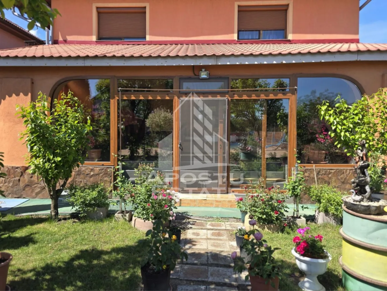 Vila cu piscina, in Curtici.