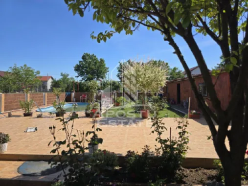 Vila cu piscina, in Curtici.
