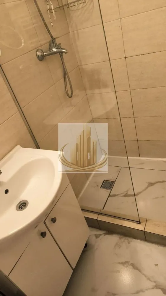 Ap cu 1 Cameră, 31mp | Parter | Zonă Olimpia – Stadion | Complex - Echipa Grand Mobilis Imobiliare vă propune spre vânzare un apartament cu 1 cameră, cu o suprafață utilă de 31,87 mp, situat în zona Olimpia – Stadion, una dintre cele mai căutate zone din Timișoara atât pentru locuire, cât și pentru investiție, datorită proximității față de Complexul Studențesc și principalele centre universitare ale orașului.

Proprietatea se află la parterul imobilului și reprezintă o oportunitate excelentă pentru cei care își doresc o investiție sigură, cu randament foarte bun și cerere constantă pentru închiriere. Un avantaj important este faptul că apartamentul poate fi preluat împreună cu chiriașii actuali, oferind posibilitatea obținerii unui venit încă din prima zi, fără perioade de neocupare.

Apartamentul se vinde complet mobilat și utilat, fiind pregătit pentru mutare imediată sau pentru continuarea activității de închiriere, fără investiții suplimentare. Locuința beneficiază de instalație sanitară schimbată, aer condiționat funcțional, frigider nou (înlocuit în 2025), plită și cuptor electric, iar baia este prevăzută cu boiler electric pentru un plus de confort.

Încălzirea este realizată prin sistemul de termoficare al orașului, iar compartimentarea practică este alcătuită din cameră, hol cu bucătărie și baie, oferind un spațiu eficient și ușor de întreținut.

Poziționarea reprezintă unul dintre cele mai importante avantaje ale proprietății. În imediata apropiere se află stații ale mijloacelor de transport în comun, supermarketuri, restaurante, cafenele, farmacii, școli, grădinițe și licee, precum și Complexul Studențesc, facultățile din zonă, baza sportivă cu terenuri de fotbal și bazin de înot, parcuri și numeroase spații verzi. Totodată, accesul către centrul orașului și principalele artere de circulație este rapid și facil.

Datorită prețului atractiv, poziției excelente și cererii ridicate pentru închiriere în această zonă, proprietatea reprezintă alegerea ideală atât pentru un student sau un cuplu aflat la început de drum, cât și pentru investitorii care își doresc o proprietate cu risc redus și rentabilitate pe termen lung. Combinația dintre locație, preț, posibilitatea preluării cu chiriași și costurile reduse de exploatare transformă acest apartament într-o investiție sigură și profitabilă.

Pentru mai multe informații și programarea unei vizionări, vă invităm să contactați echipa Grand Mobilis Imobiliare!
ID Intern: CP3190729